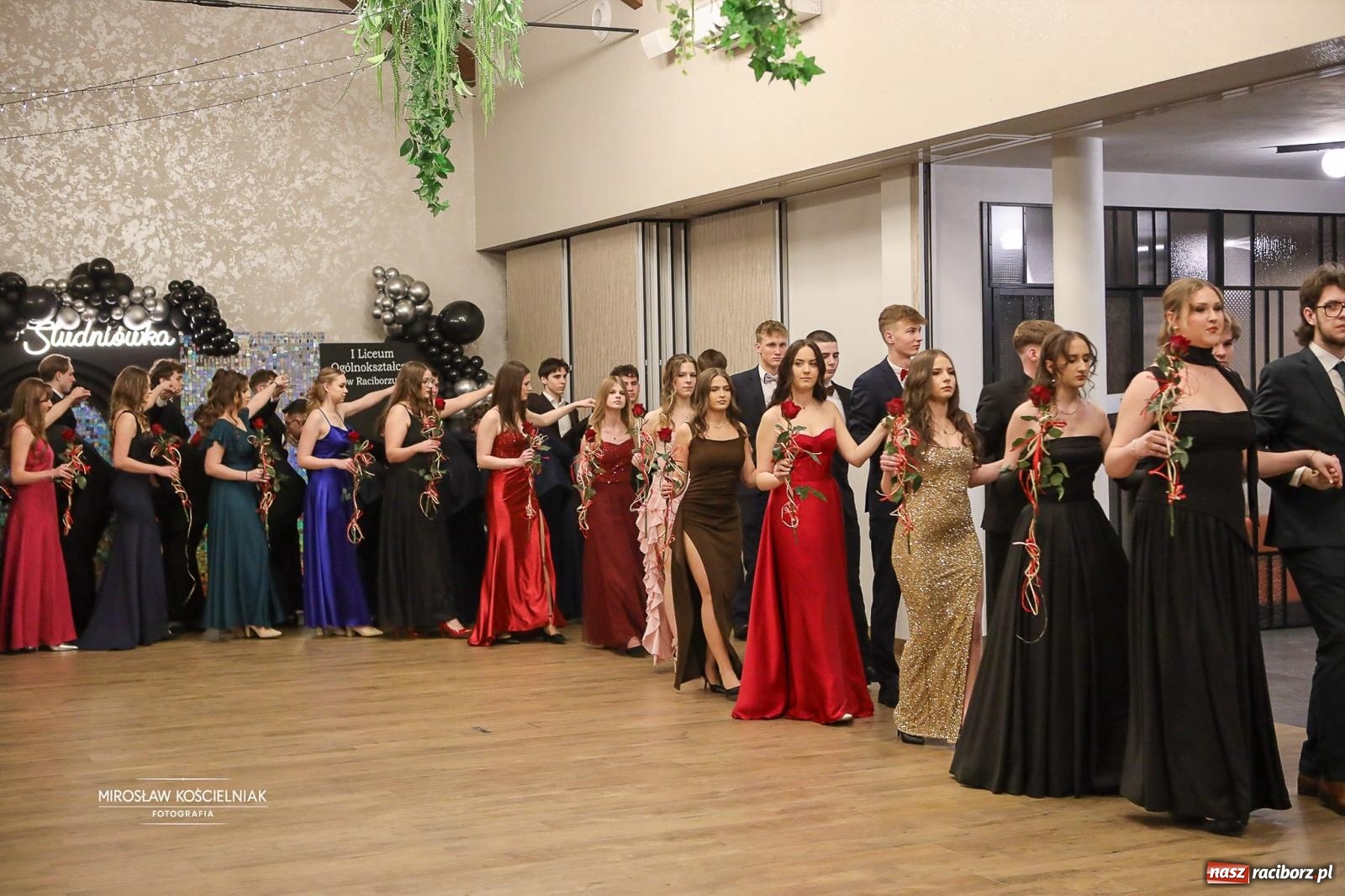 Zdjęcie w galerii na portalu naszraciborz.pl: Róże Kasprowicza w Rudym Lesie. Studniówka ZSO nr 1 z Raciborza na bis [FOTO] wiadomości z regionu