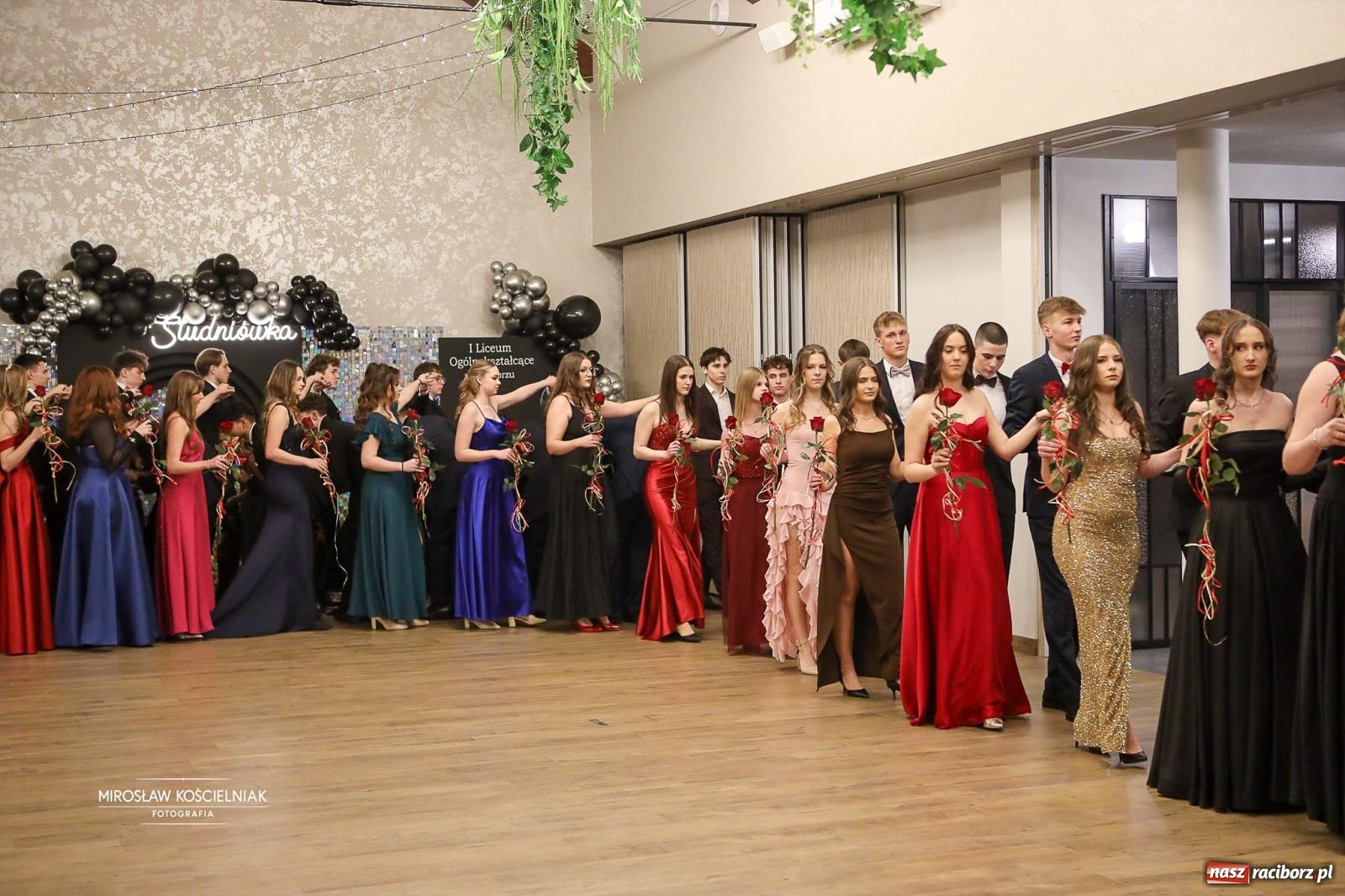 Zdjęcie w galerii na portalu naszraciborz.pl: Róże Kasprowicza w Rudym Lesie. Studniówka ZSO nr 1 z Raciborza na bis [FOTO] wiadomości z regionu