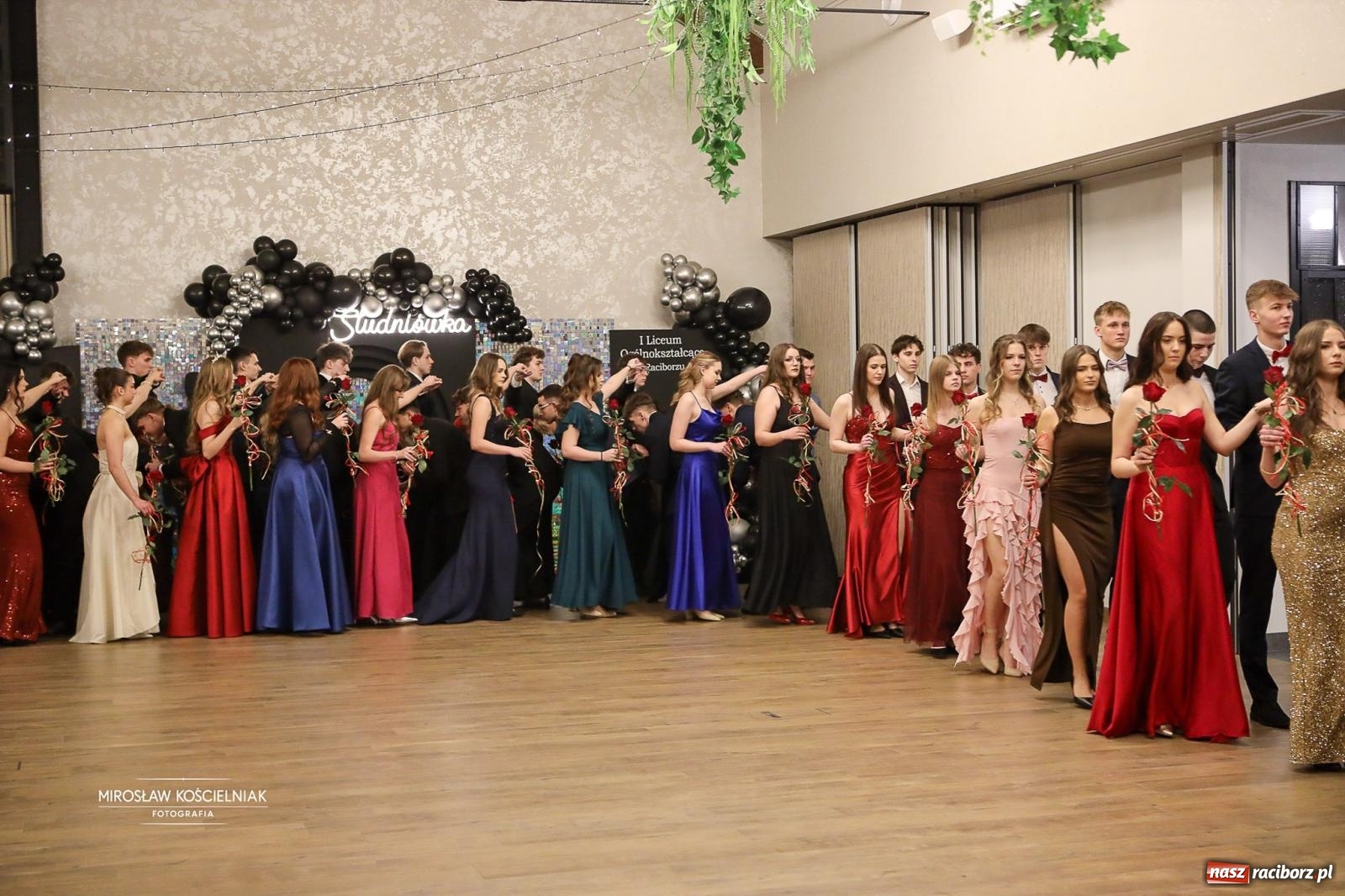 Zdjęcie w galerii na portalu naszraciborz.pl: Róże Kasprowicza w Rudym Lesie. Studniówka ZSO nr 1 z Raciborza na bis [FOTO] wiadomości z regionu