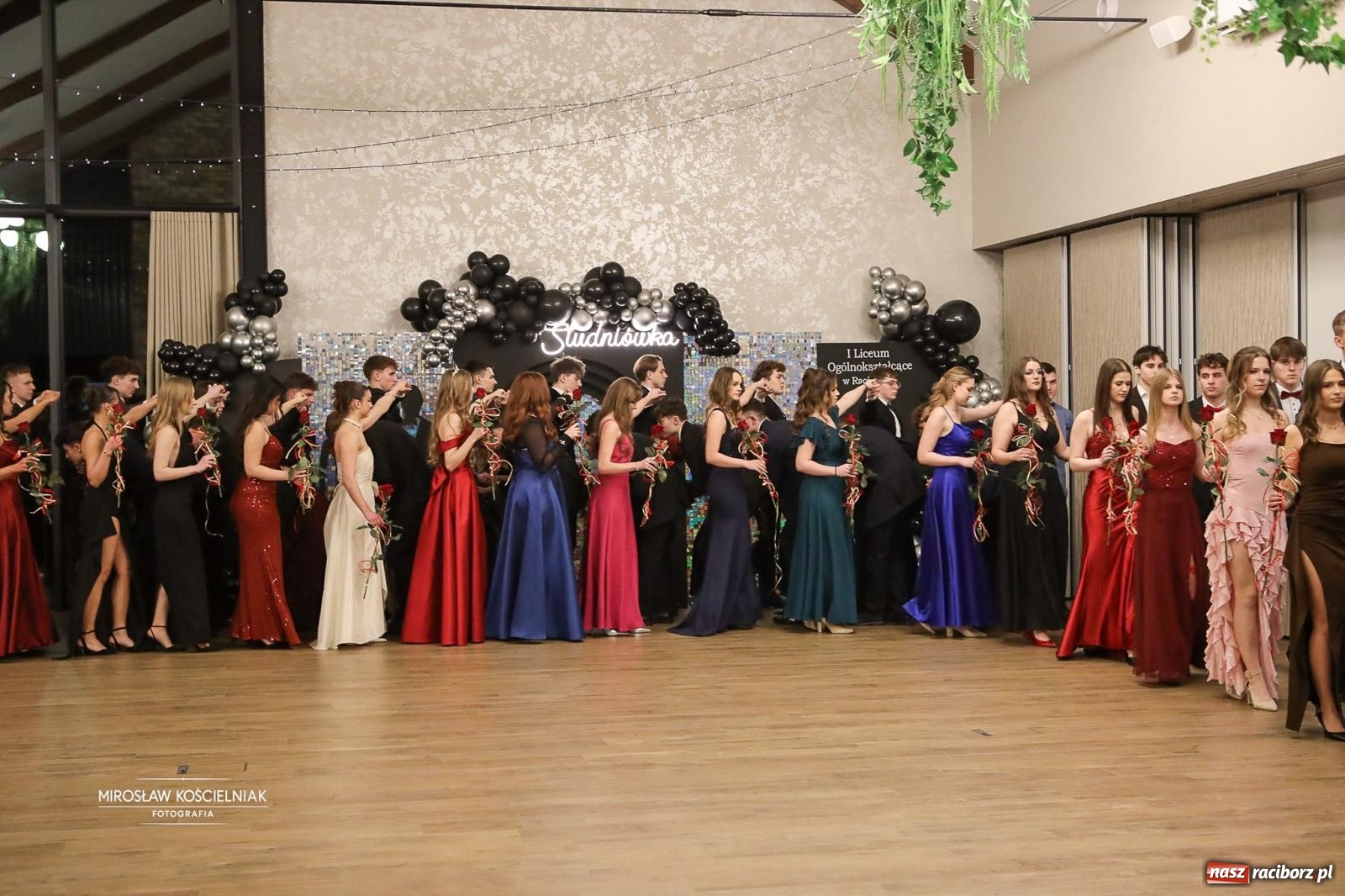 Zdjęcie w galerii na portalu naszraciborz.pl: Róże Kasprowicza w Rudym Lesie. Studniówka ZSO nr 1 z Raciborza na bis [FOTO] wiadomości z regionu