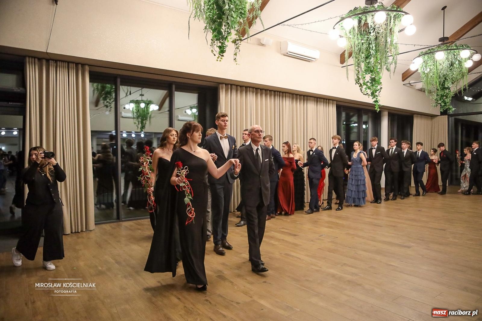 Zdjęcie w galerii na portalu naszraciborz.pl: Róże Kasprowicza w Rudym Lesie. Studniówka ZSO nr 1 z Raciborza na bis [FOTO] wiadomości z regionu