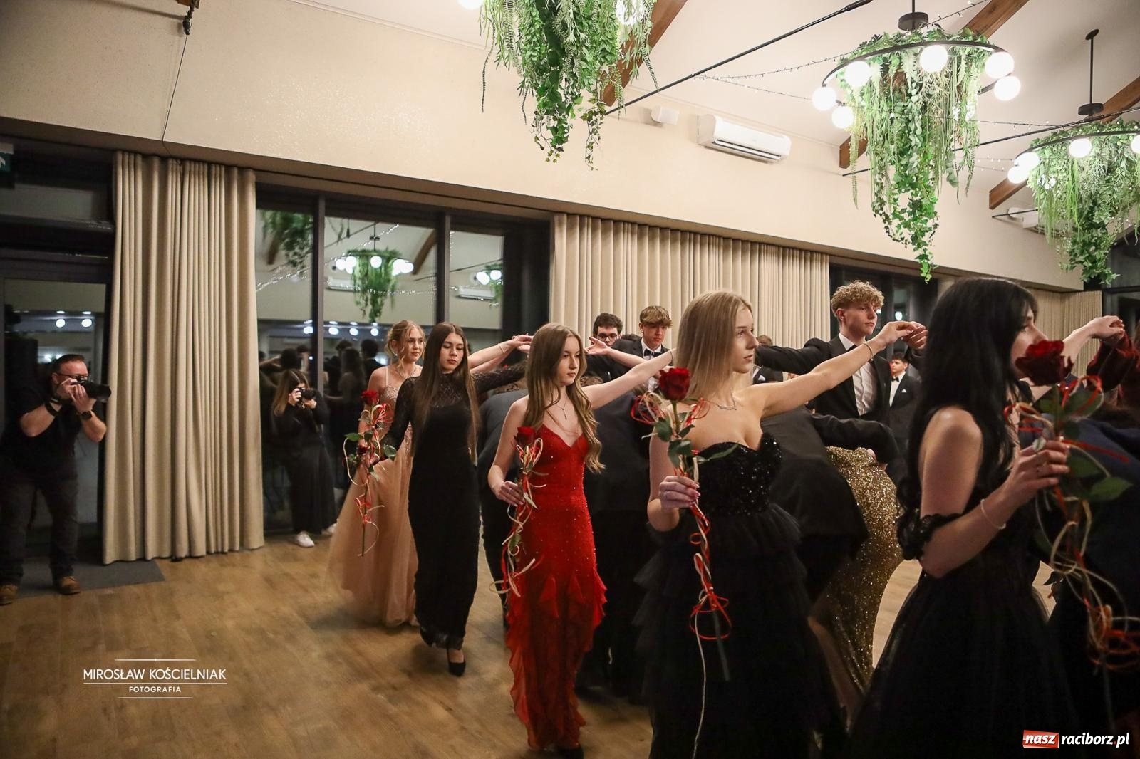 Zdjęcie w galerii na portalu naszraciborz.pl: Róże Kasprowicza w Rudym Lesie. Studniówka ZSO nr 1 z Raciborza na bis [FOTO] wiadomości z regionu