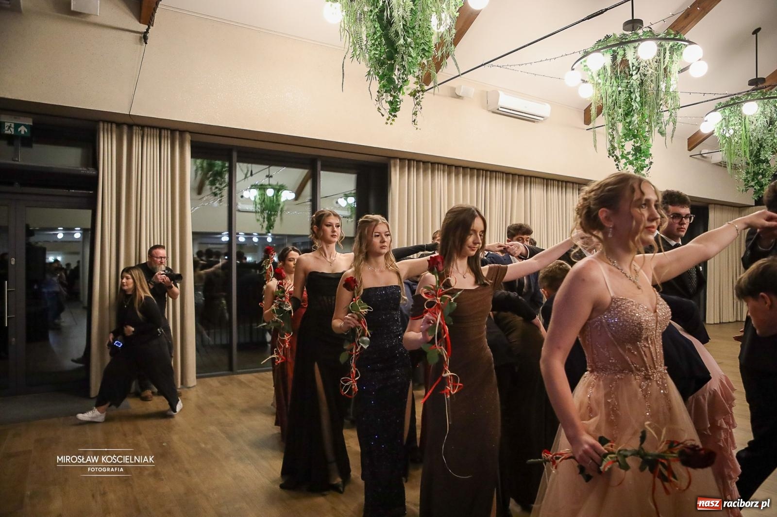 Zdjęcie w galerii na portalu naszraciborz.pl: Róże Kasprowicza w Rudym Lesie. Studniówka ZSO nr 1 z Raciborza na bis [FOTO] wiadomości z regionu