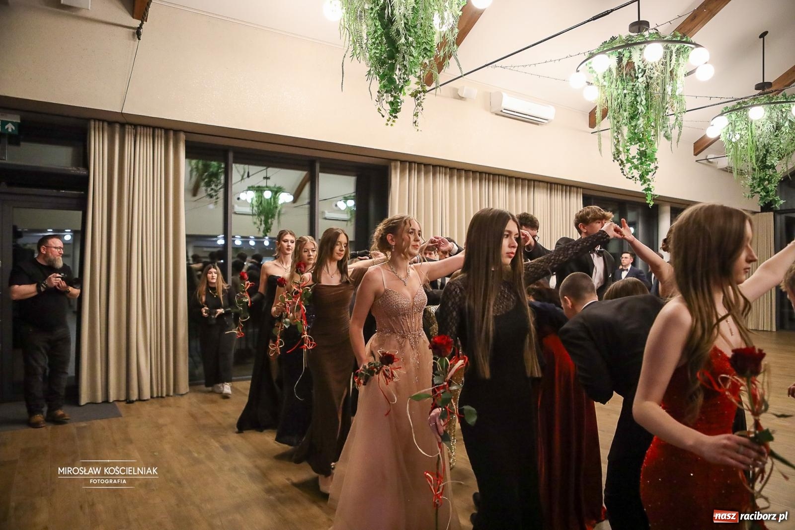 Zdjęcie w galerii na portalu naszraciborz.pl: Róże Kasprowicza w Rudym Lesie. Studniówka ZSO nr 1 z Raciborza na bis [FOTO] wiadomości z regionu