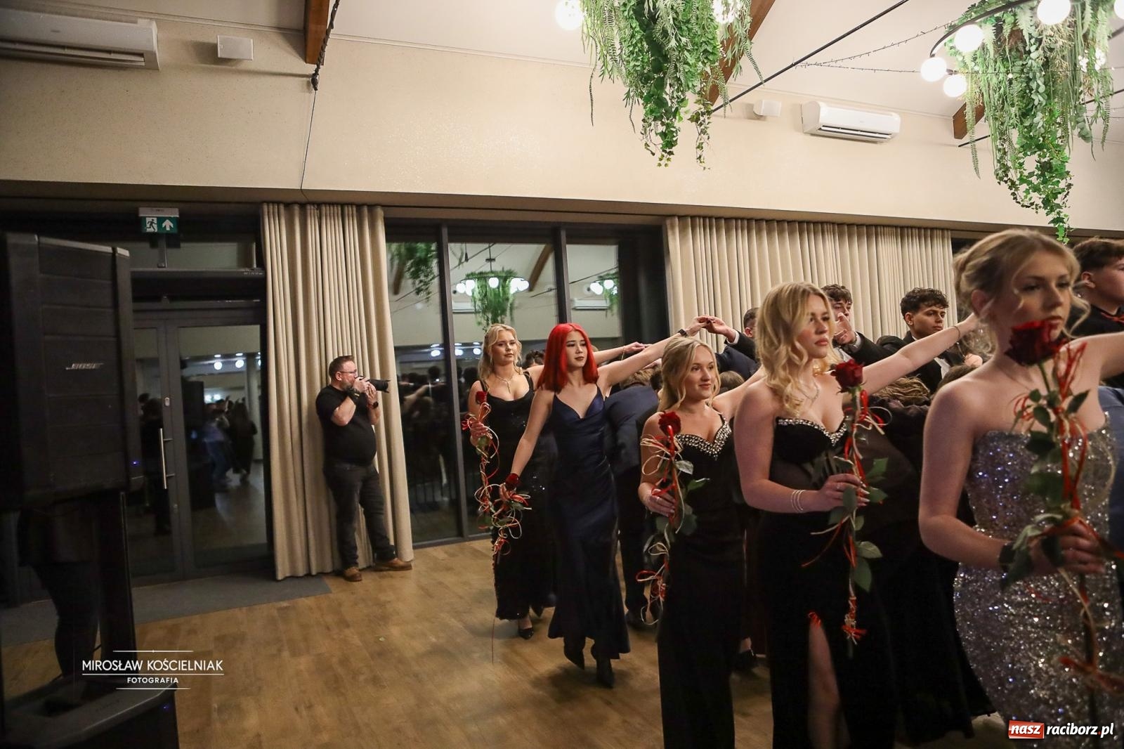 Zdjęcie w galerii na portalu naszraciborz.pl: Róże Kasprowicza w Rudym Lesie. Studniówka ZSO nr 1 z Raciborza na bis [FOTO] wiadomości z regionu