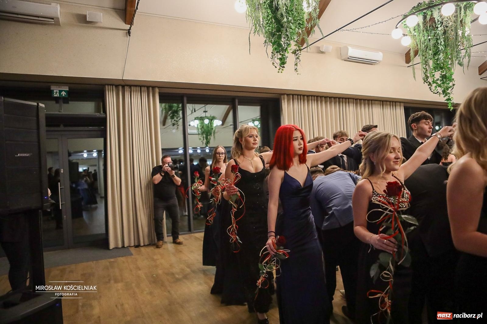 Zdjęcie w galerii na portalu naszraciborz.pl: Róże Kasprowicza w Rudym Lesie. Studniówka ZSO nr 1 z Raciborza na bis [FOTO] wiadomości z regionu