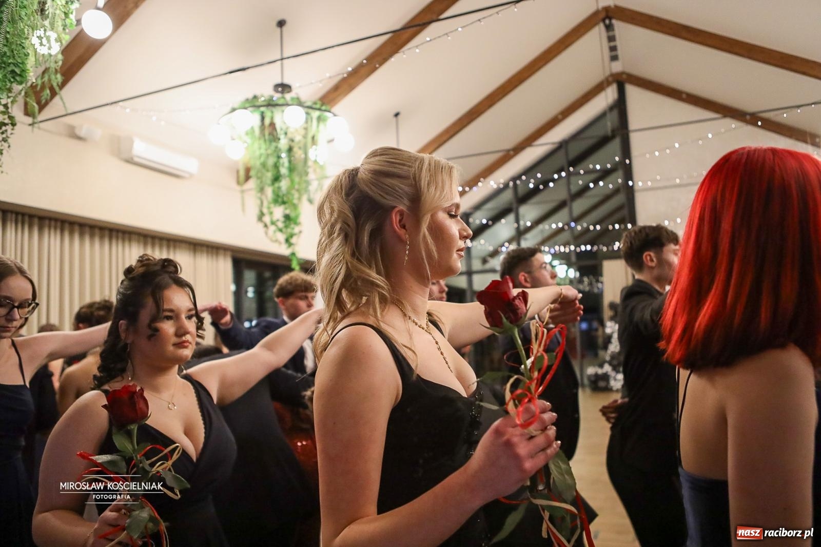 Zdjęcie w galerii na portalu naszraciborz.pl: Róże Kasprowicza w Rudym Lesie. Studniówka ZSO nr 1 z Raciborza na bis [FOTO] wiadomości z regionu