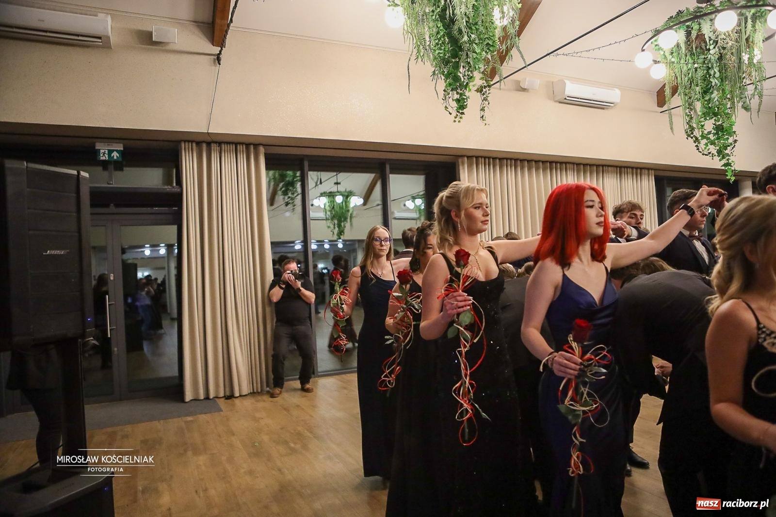 Zdjęcie w galerii na portalu naszraciborz.pl: Róże Kasprowicza w Rudym Lesie. Studniówka ZSO nr 1 z Raciborza na bis [FOTO] wiadomości z regionu