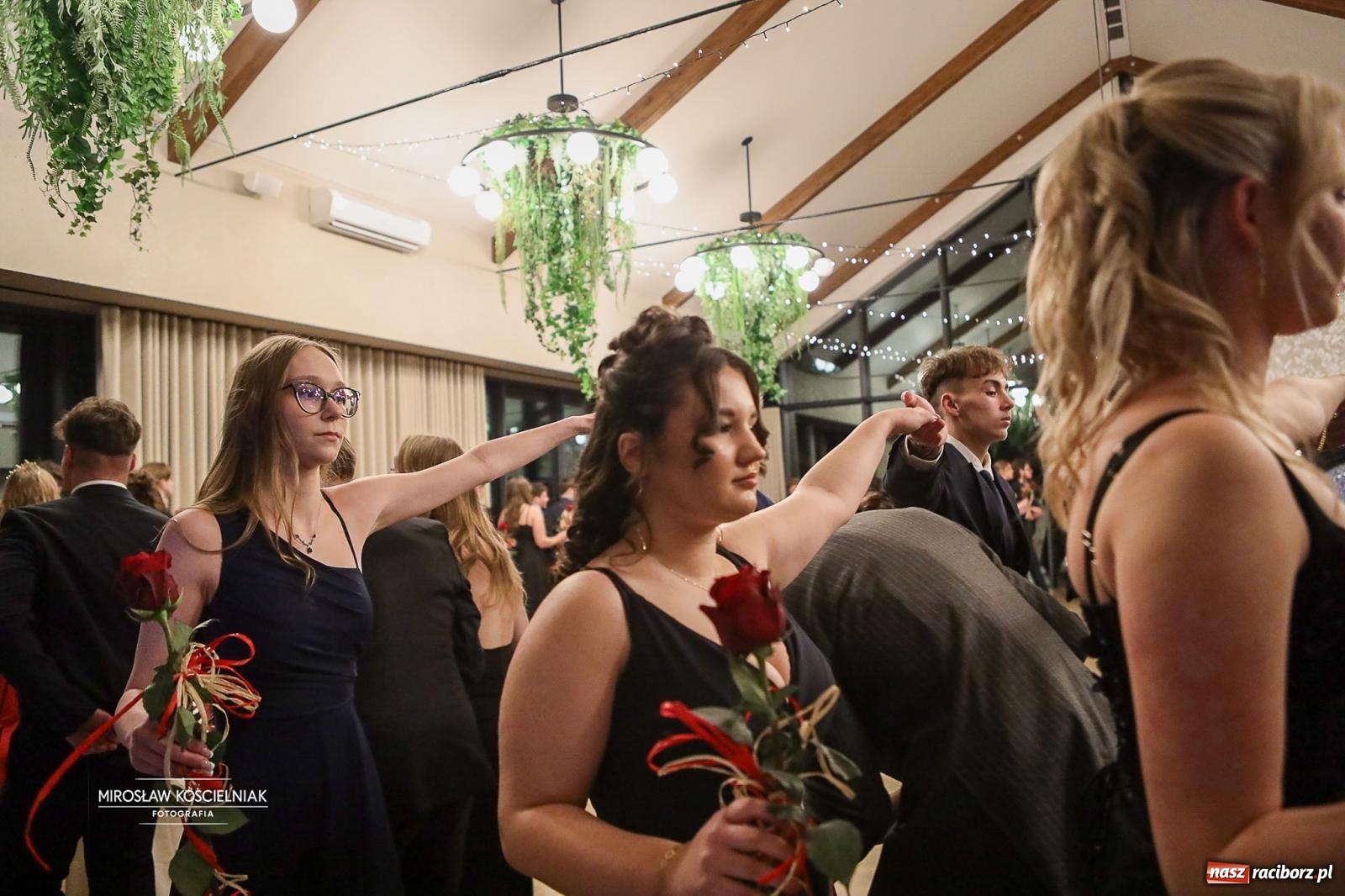 Zdjęcie w galerii na portalu naszraciborz.pl: Róże Kasprowicza w Rudym Lesie. Studniówka ZSO nr 1 z Raciborza na bis [FOTO] wiadomości z regionu