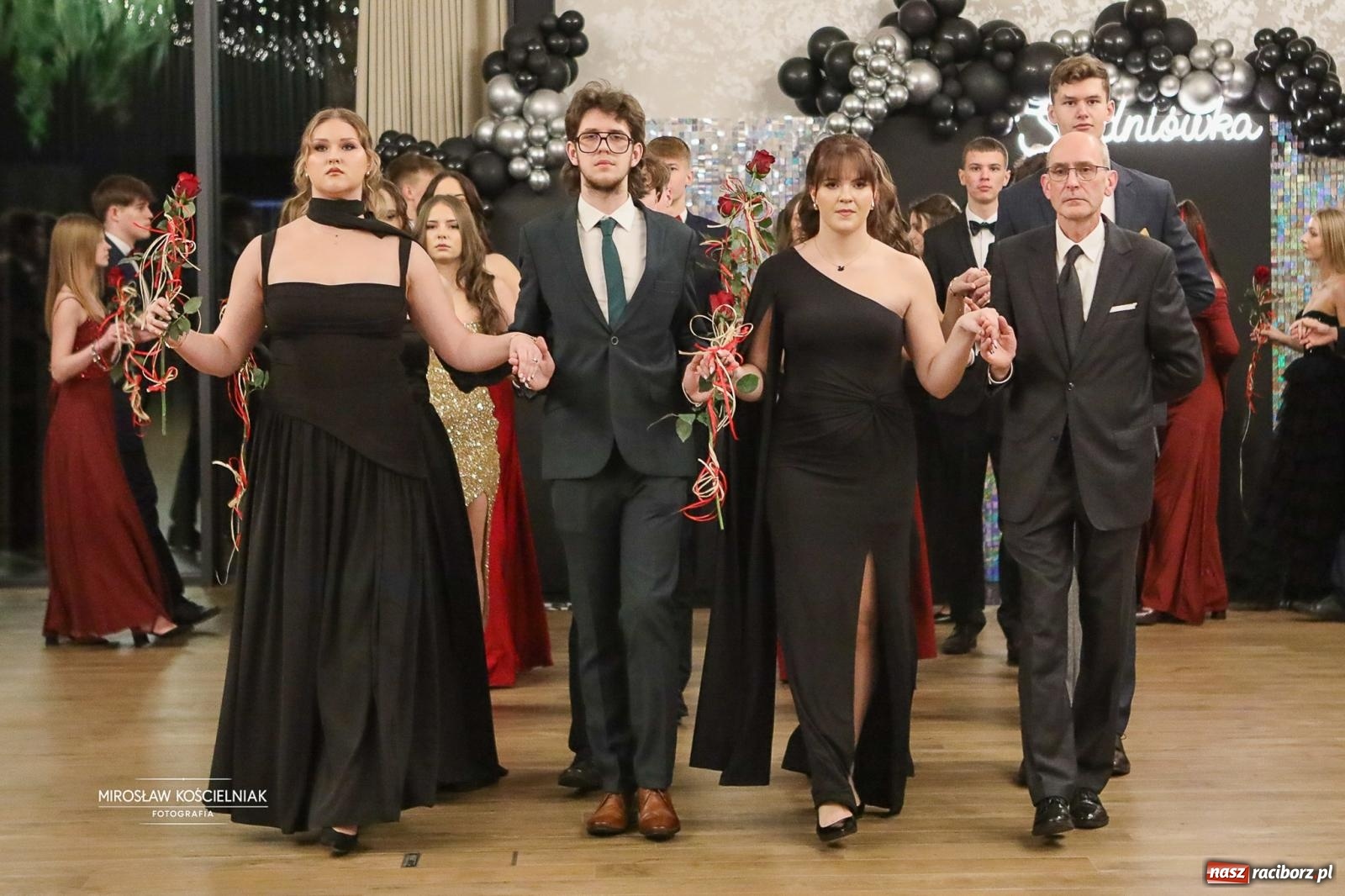 Zdjęcie w galerii na portalu naszraciborz.pl: Róże Kasprowicza w Rudym Lesie. Studniówka ZSO nr 1 z Raciborza na bis [FOTO] wiadomości z regionu