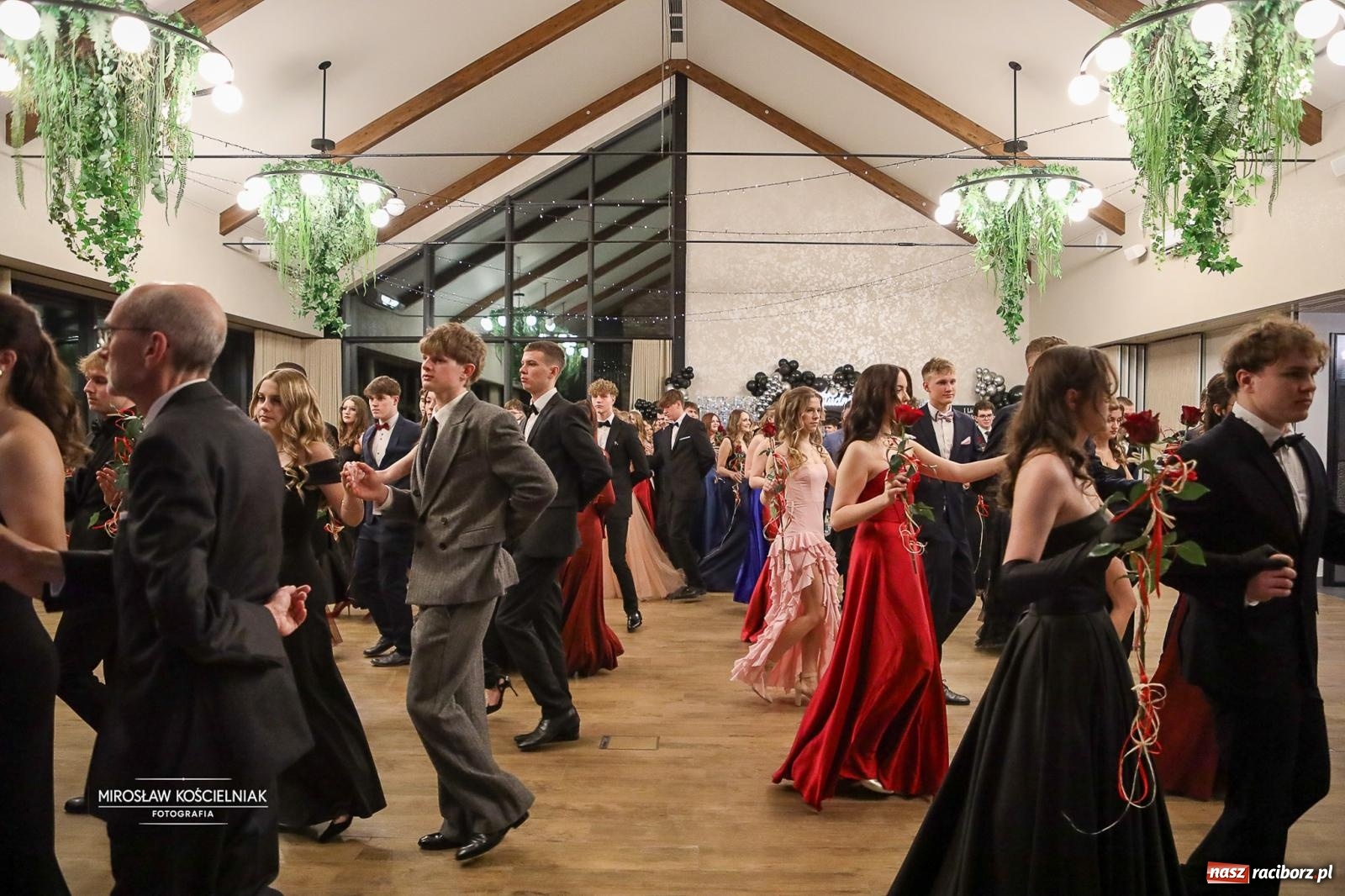 Zdjęcie w galerii na portalu naszraciborz.pl: Róże Kasprowicza w Rudym Lesie. Studniówka ZSO nr 1 z Raciborza na bis [FOTO] wiadomości z regionu