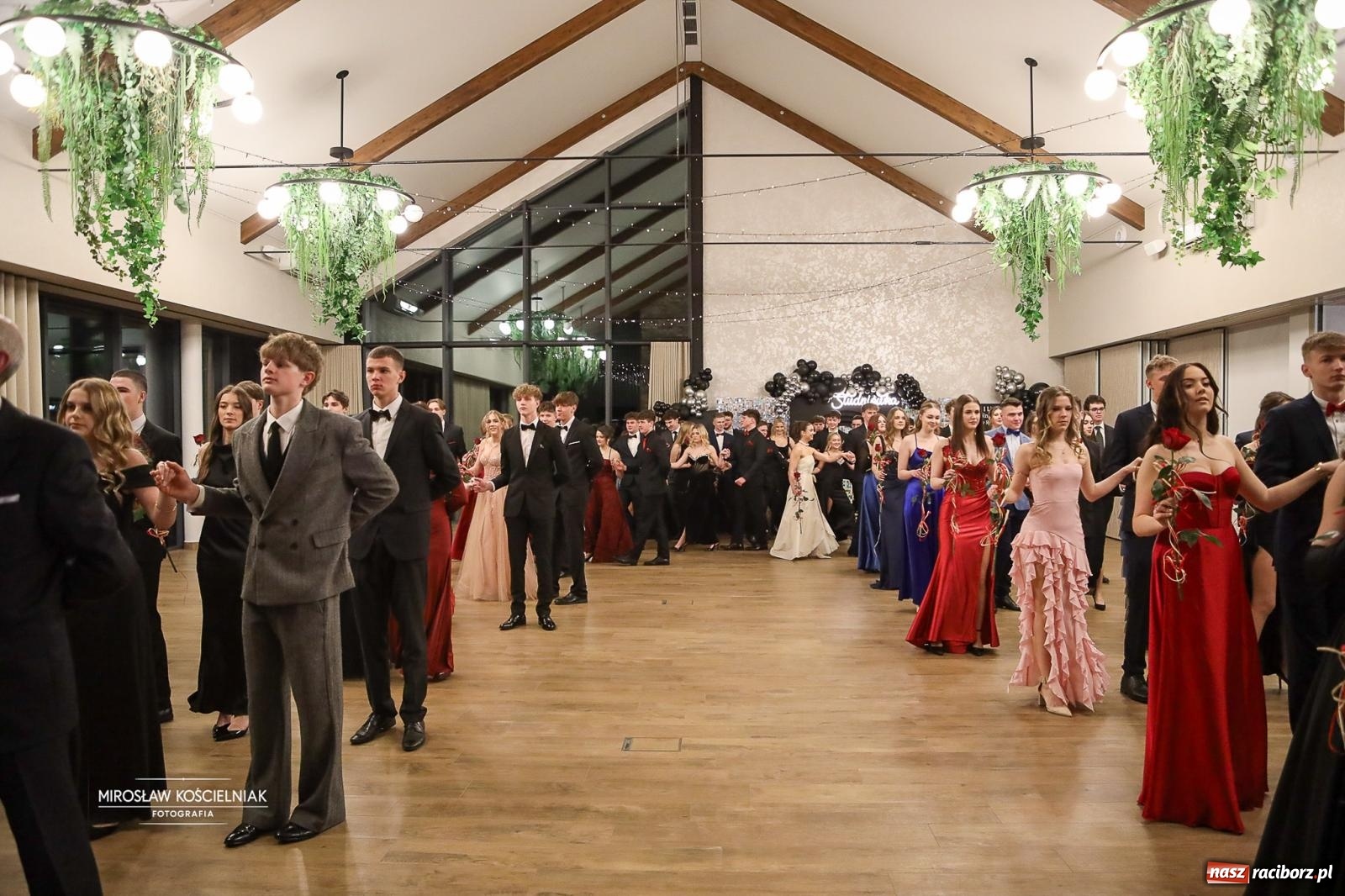 Zdjęcie w galerii na portalu naszraciborz.pl: Róże Kasprowicza w Rudym Lesie. Studniówka ZSO nr 1 z Raciborza na bis [FOTO] wiadomości z regionu