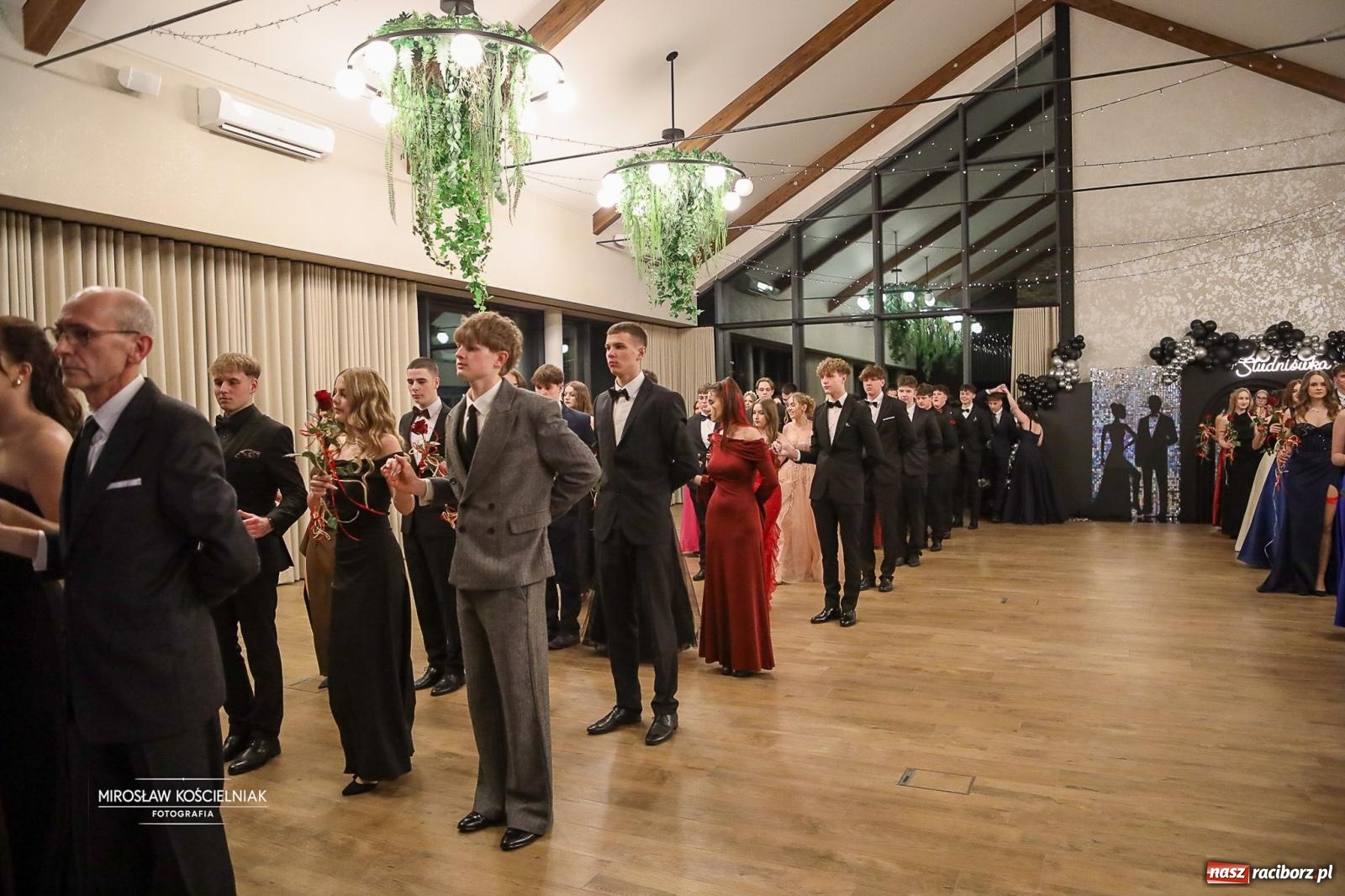 Zdjęcie w galerii na portalu naszraciborz.pl: Róże Kasprowicza w Rudym Lesie. Studniówka ZSO nr 1 z Raciborza na bis [FOTO] wiadomości z regionu