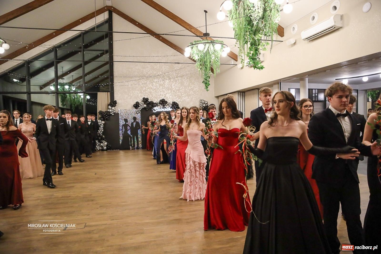 Zdjęcie w galerii na portalu naszraciborz.pl: Róże Kasprowicza w Rudym Lesie. Studniówka ZSO nr 1 z Raciborza na bis [FOTO] wiadomości z regionu