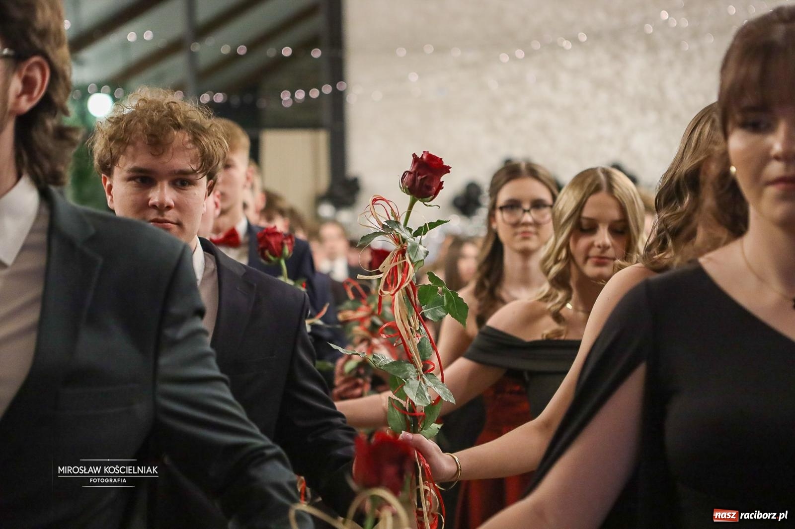Zdjęcie w galerii na portalu naszraciborz.pl: Róże Kasprowicza w Rudym Lesie. Studniówka ZSO nr 1 z Raciborza na bis [FOTO] wiadomości z regionu