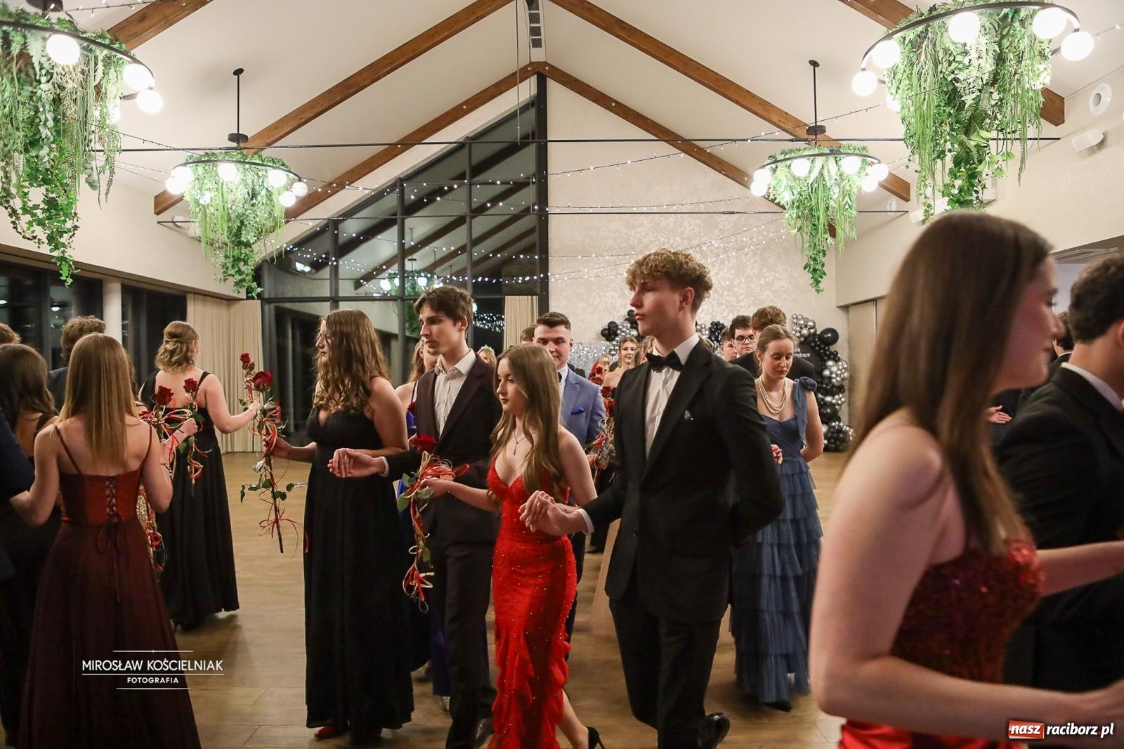 Zdjęcie w galerii na portalu naszraciborz.pl: Róże Kasprowicza w Rudym Lesie. Studniówka ZSO nr 1 z Raciborza na bis [FOTO] wiadomości z regionu