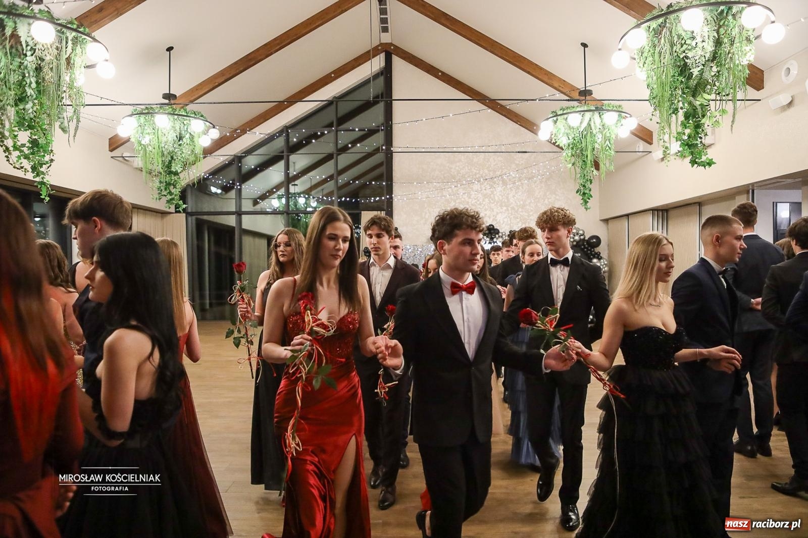 Zdjęcie w galerii na portalu naszraciborz.pl: Róże Kasprowicza w Rudym Lesie. Studniówka ZSO nr 1 z Raciborza na bis [FOTO] wiadomości z regionu