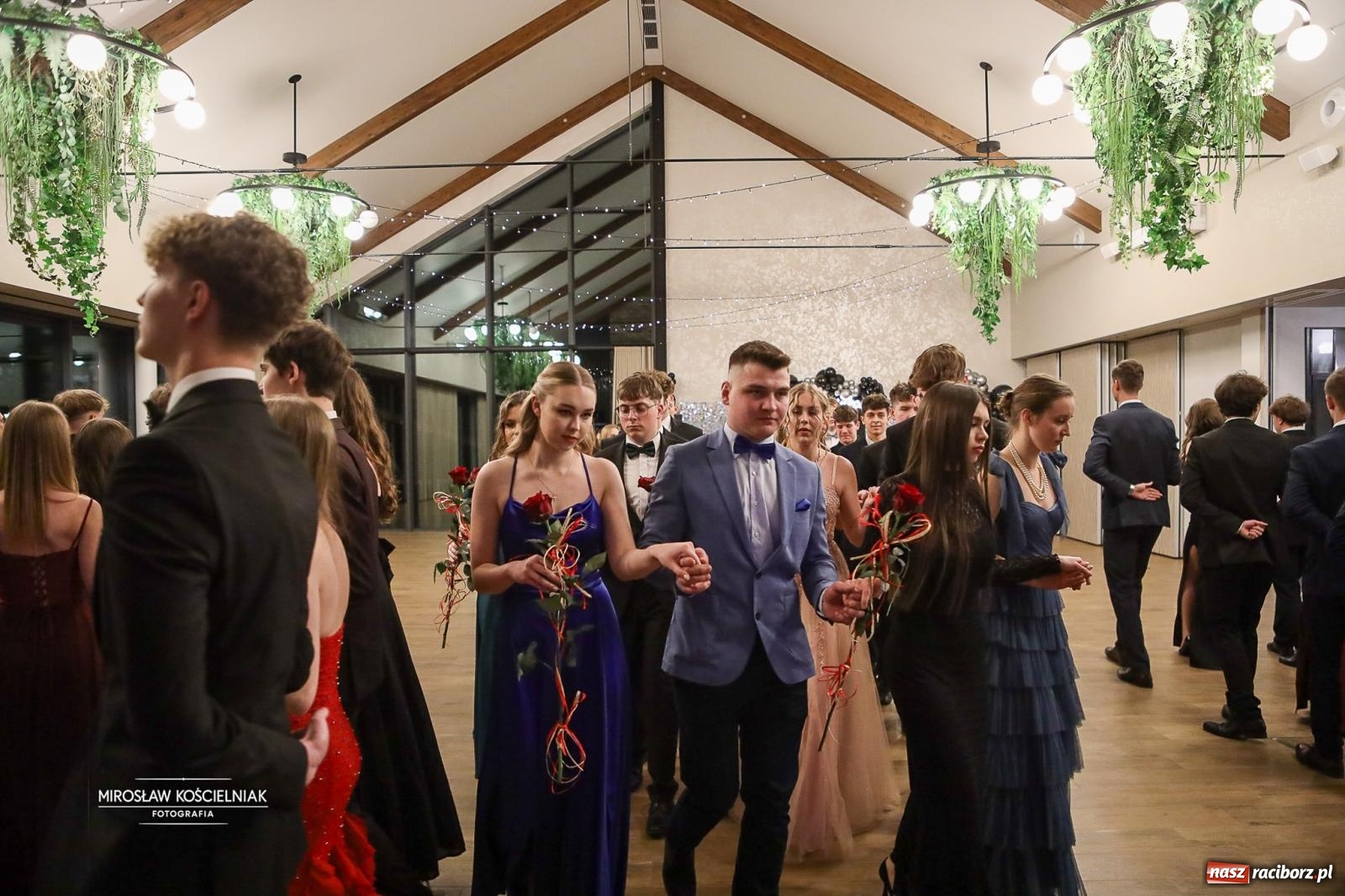 Zdjęcie w galerii na portalu naszraciborz.pl: Róże Kasprowicza w Rudym Lesie. Studniówka ZSO nr 1 z Raciborza na bis [FOTO] wiadomości z regionu