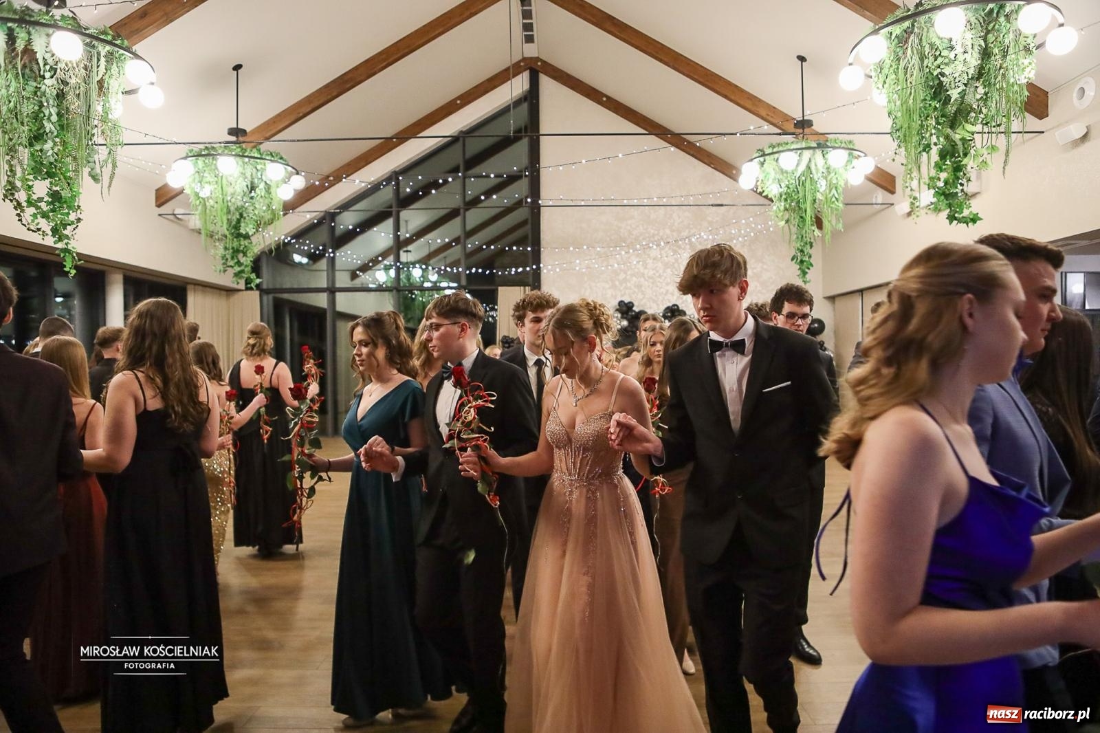 Zdjęcie w galerii na portalu naszraciborz.pl: Róże Kasprowicza w Rudym Lesie. Studniówka ZSO nr 1 z Raciborza na bis [FOTO] wiadomości z regionu