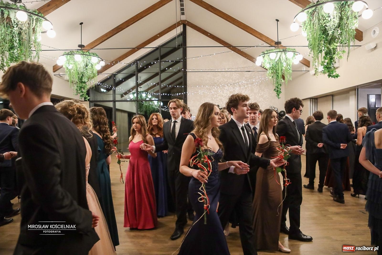 Zdjęcie w galerii na portalu naszraciborz.pl: Róże Kasprowicza w Rudym Lesie. Studniówka ZSO nr 1 z Raciborza na bis [FOTO] wiadomości z regionu