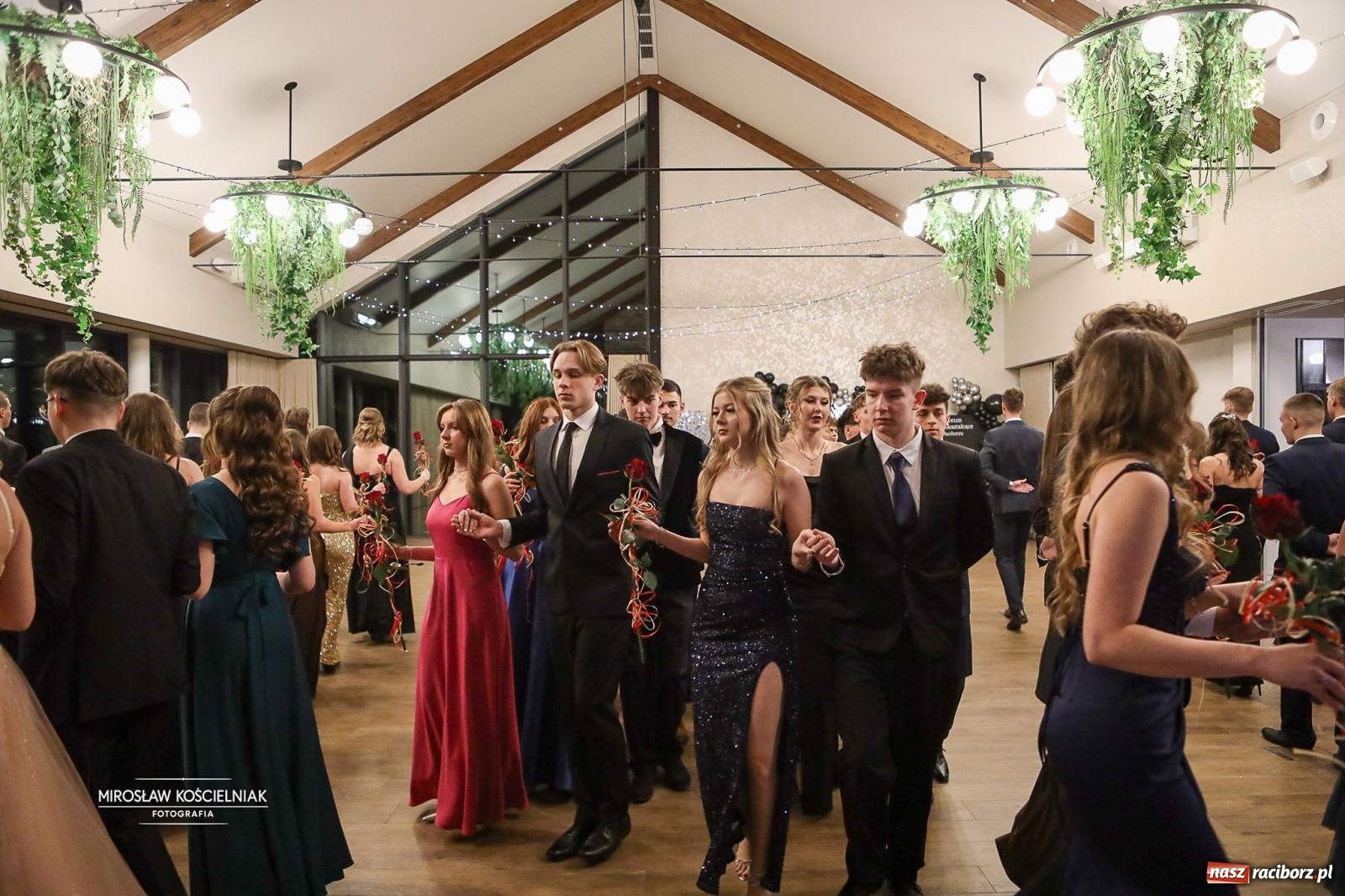 Zdjęcie w galerii na portalu naszraciborz.pl: Róże Kasprowicza w Rudym Lesie. Studniówka ZSO nr 1 z Raciborza na bis [FOTO] wiadomości z regionu