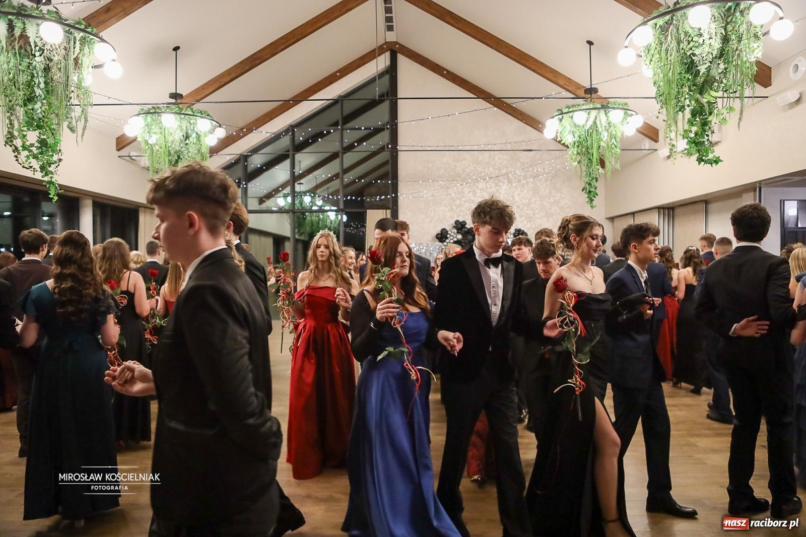 Zdjęcie w galerii na portalu naszraciborz.pl: Róże Kasprowicza w Rudym Lesie. Studniówka ZSO nr 1 z Raciborza na bis [FOTO] wiadomości z regionu