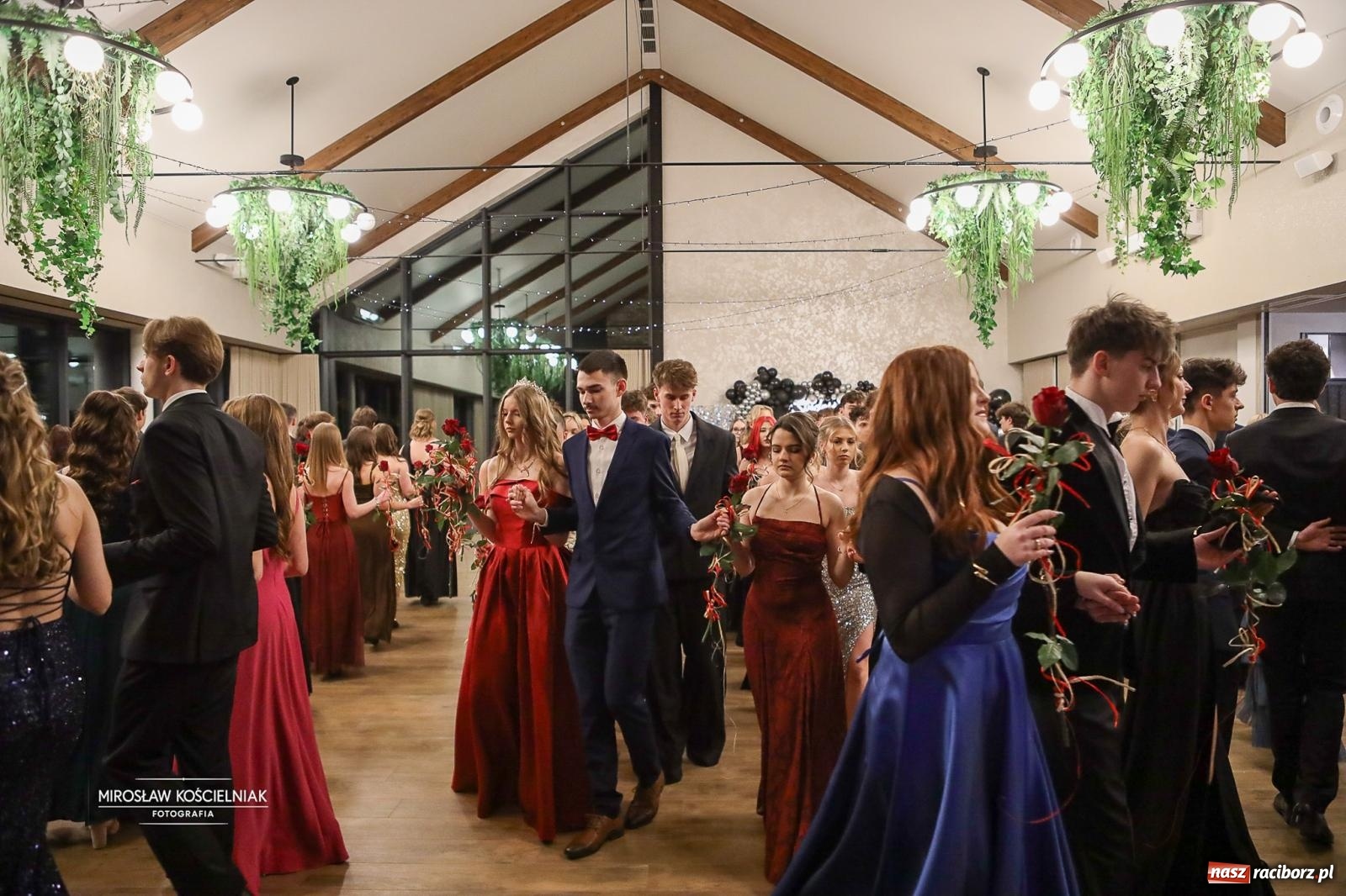 Zdjęcie w galerii na portalu naszraciborz.pl: Róże Kasprowicza w Rudym Lesie. Studniówka ZSO nr 1 z Raciborza na bis [FOTO] wiadomości z regionu