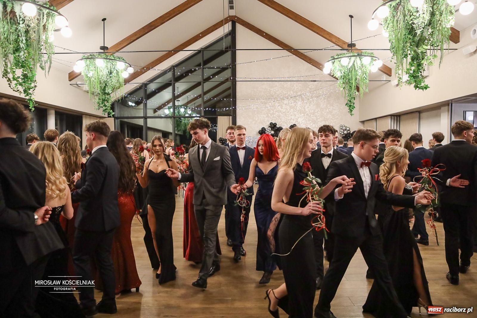 Zdjęcie w galerii na portalu naszraciborz.pl: Róże Kasprowicza w Rudym Lesie. Studniówka ZSO nr 1 z Raciborza na bis [FOTO] wiadomości z regionu