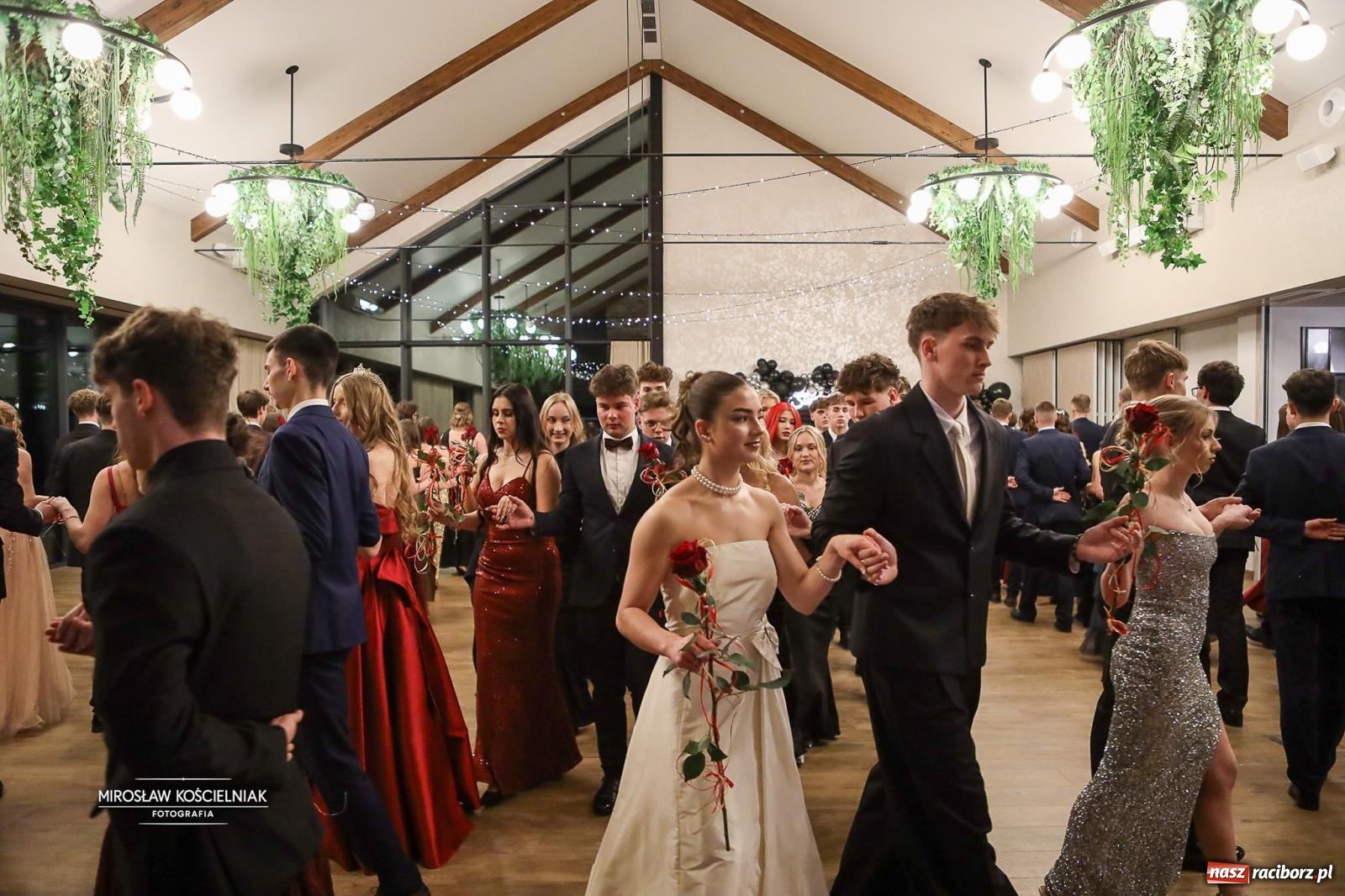 Zdjęcie w galerii na portalu naszraciborz.pl: Róże Kasprowicza w Rudym Lesie. Studniówka ZSO nr 1 z Raciborza na bis [FOTO] wiadomości z regionu