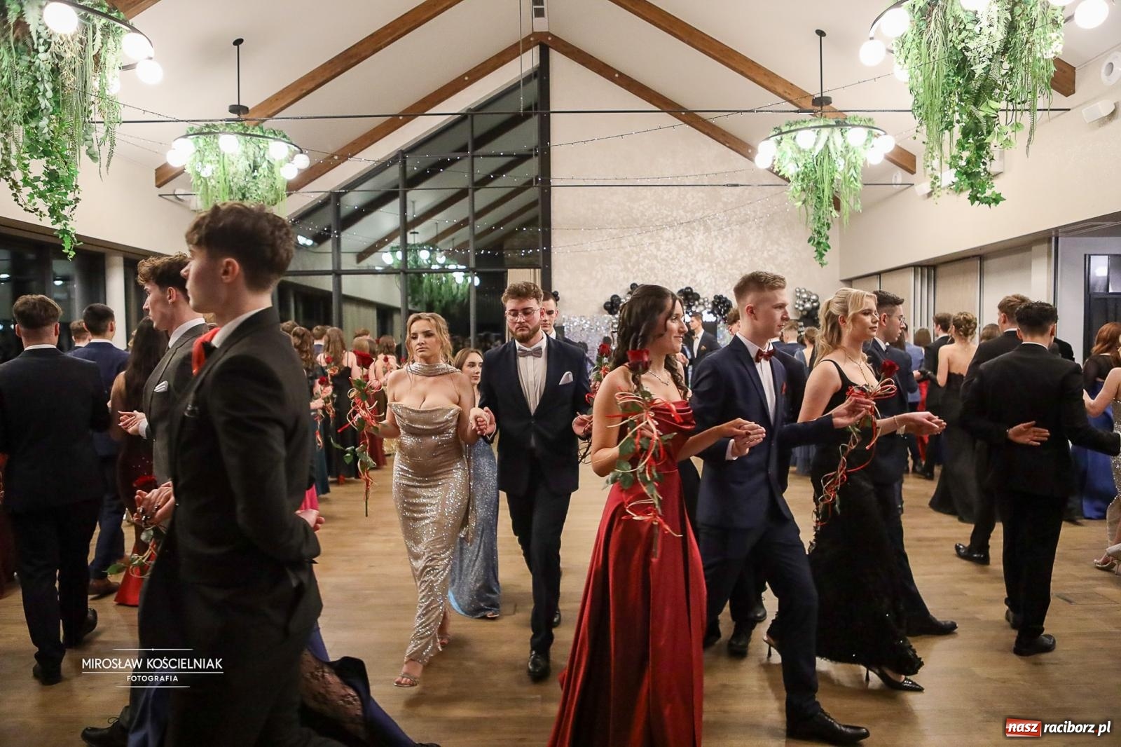 Zdjęcie w galerii na portalu naszraciborz.pl: Róże Kasprowicza w Rudym Lesie. Studniówka ZSO nr 1 z Raciborza na bis [FOTO] wiadomości z regionu