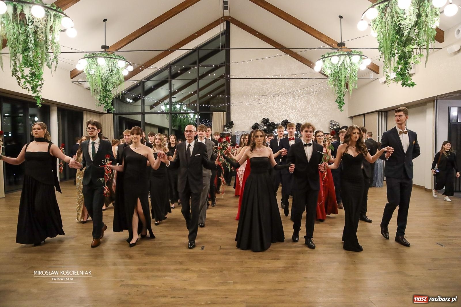 Zdjęcie w galerii na portalu naszraciborz.pl: Róże Kasprowicza w Rudym Lesie. Studniówka ZSO nr 1 z Raciborza na bis [FOTO] wiadomości z regionu