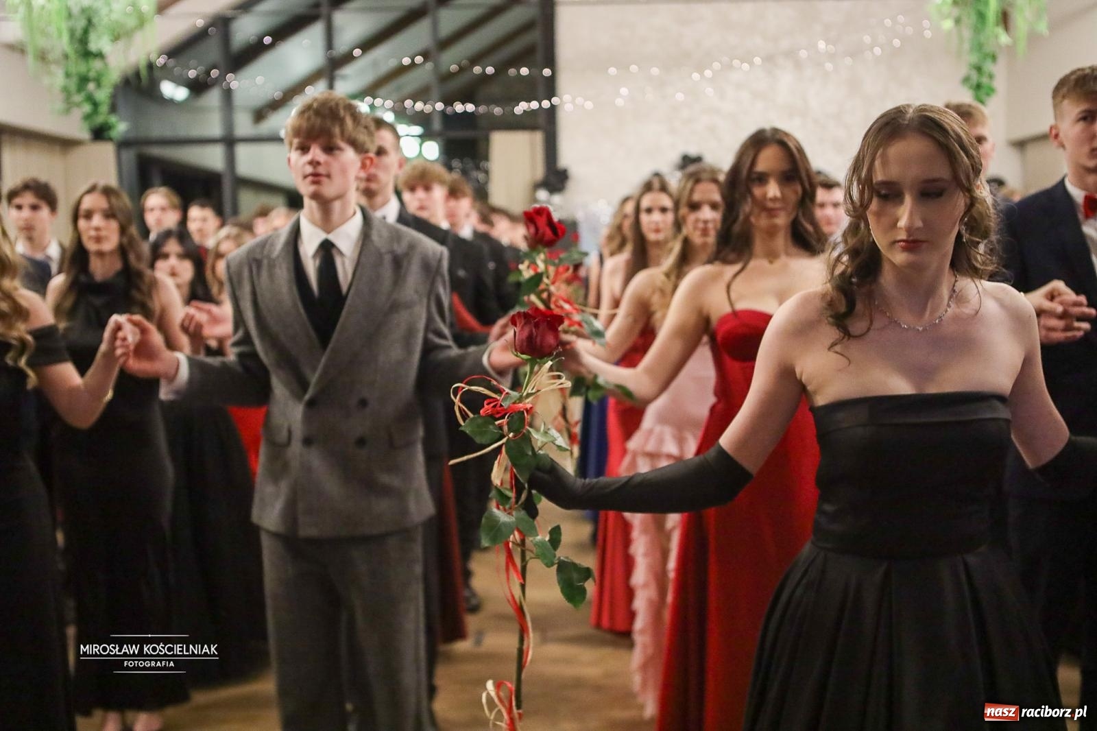 Zdjęcie w galerii na portalu naszraciborz.pl: Róże Kasprowicza w Rudym Lesie. Studniówka ZSO nr 1 z Raciborza na bis [FOTO] wiadomości z regionu