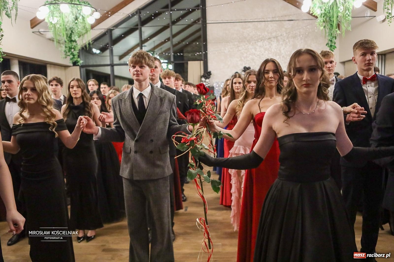 Zdjęcie w galerii na portalu naszraciborz.pl: Róże Kasprowicza w Rudym Lesie. Studniówka ZSO nr 1 z Raciborza na bis [FOTO] wiadomości z regionu