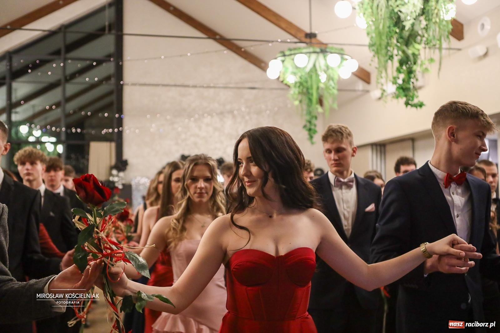 Zdjęcie w galerii na portalu naszraciborz.pl: Róże Kasprowicza w Rudym Lesie. Studniówka ZSO nr 1 z Raciborza na bis [FOTO] wiadomości z regionu