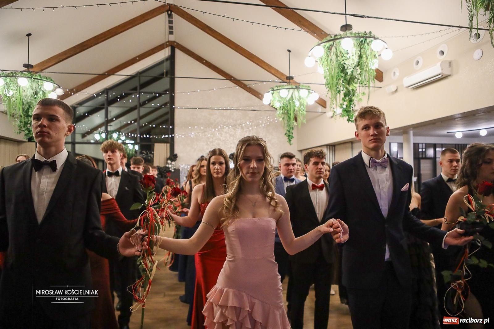 Zdjęcie w galerii na portalu naszraciborz.pl: Róże Kasprowicza w Rudym Lesie. Studniówka ZSO nr 1 z Raciborza na bis [FOTO] wiadomości z regionu