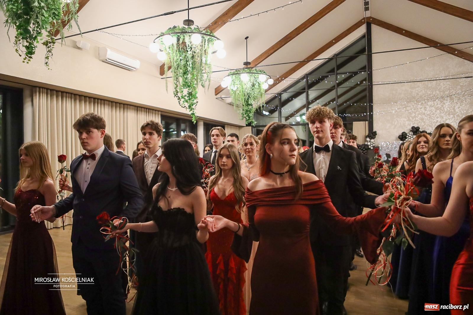 Zdjęcie w galerii na portalu naszraciborz.pl: Róże Kasprowicza w Rudym Lesie. Studniówka ZSO nr 1 z Raciborza na bis [FOTO] wiadomości z regionu