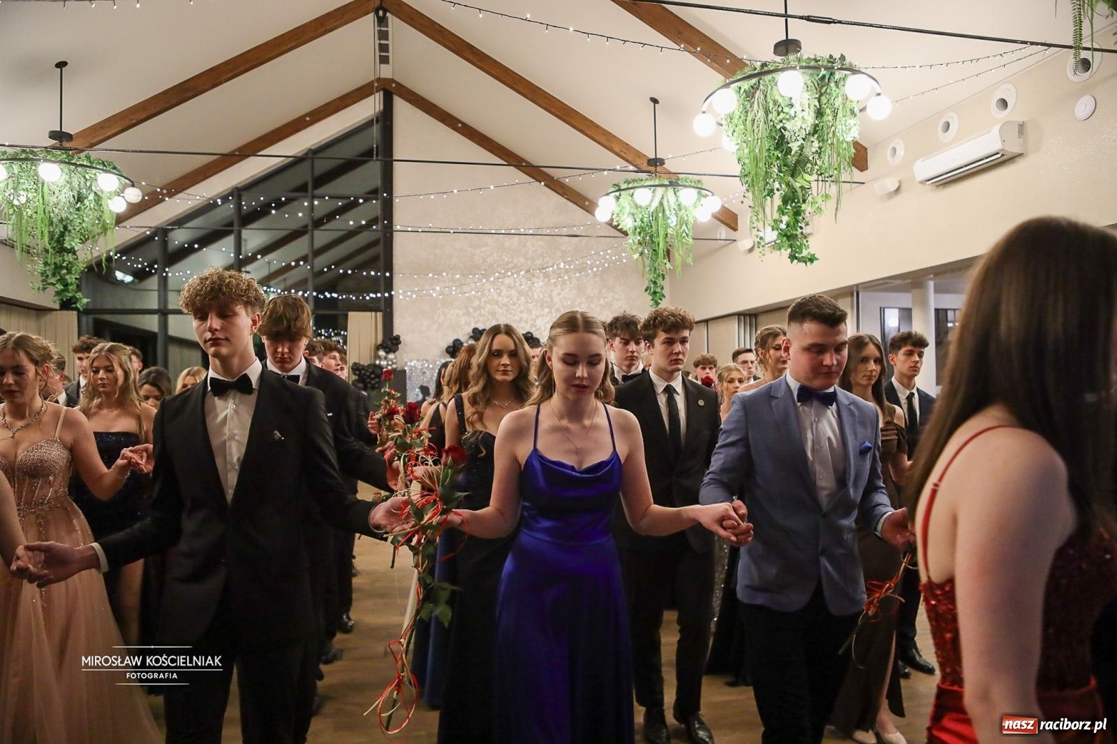 Zdjęcie w galerii na portalu naszraciborz.pl: Róże Kasprowicza w Rudym Lesie. Studniówka ZSO nr 1 z Raciborza na bis [FOTO] wiadomości z regionu