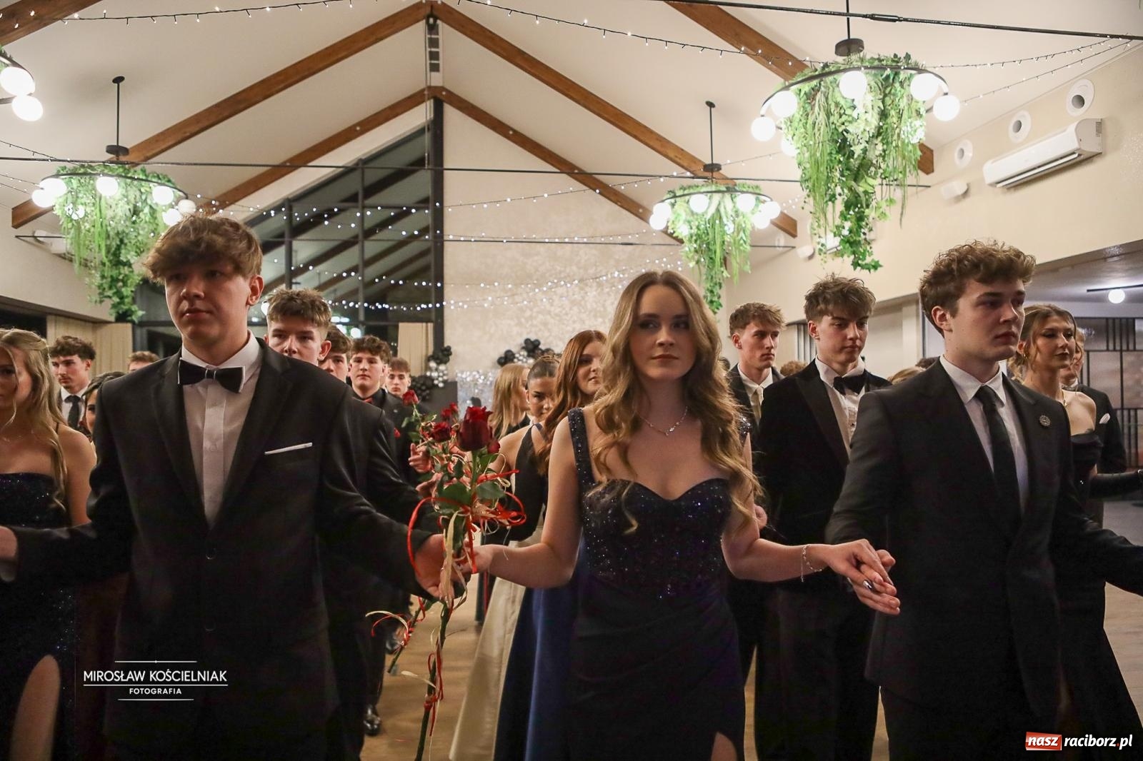 Zdjęcie w galerii na portalu naszraciborz.pl: Róże Kasprowicza w Rudym Lesie. Studniówka ZSO nr 1 z Raciborza na bis [FOTO] wiadomości z regionu