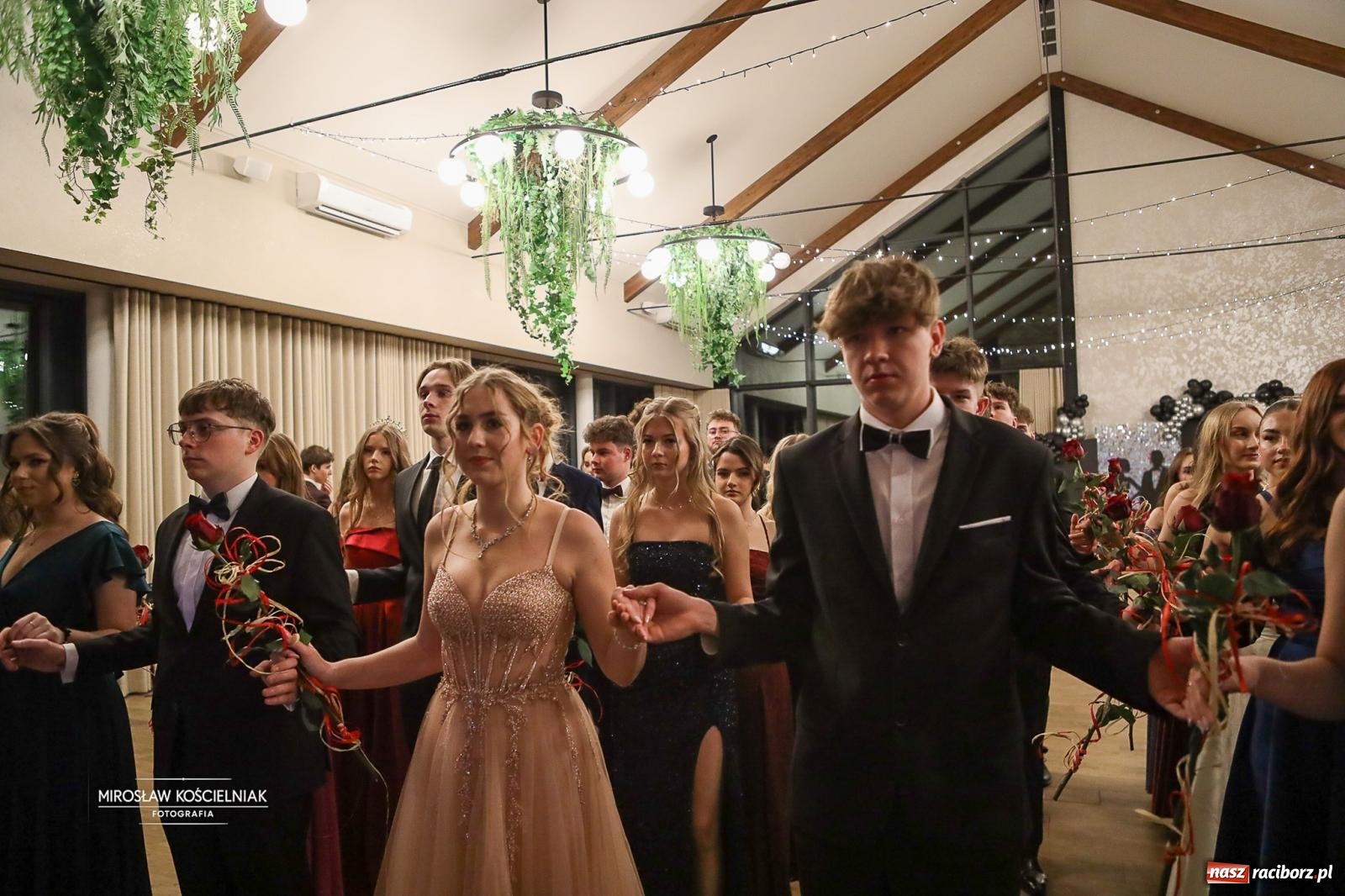 Zdjęcie w galerii na portalu naszraciborz.pl: Róże Kasprowicza w Rudym Lesie. Studniówka ZSO nr 1 z Raciborza na bis [FOTO] wiadomości z regionu