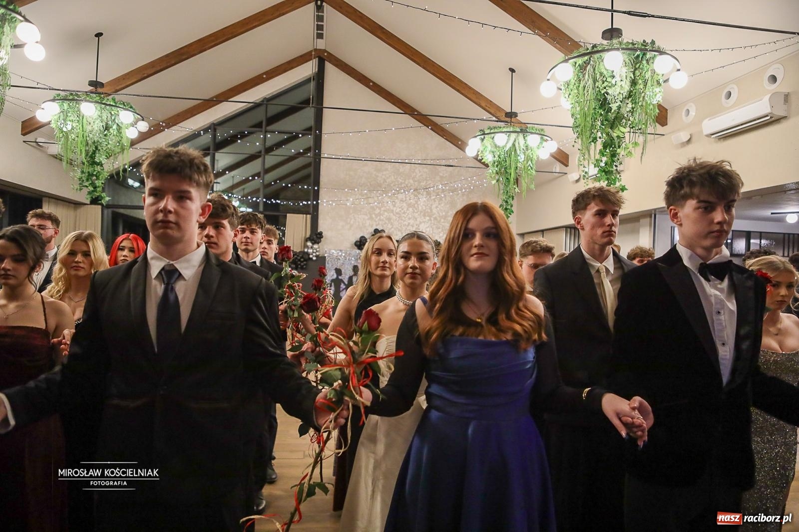 Zdjęcie w galerii na portalu naszraciborz.pl: Róże Kasprowicza w Rudym Lesie. Studniówka ZSO nr 1 z Raciborza na bis [FOTO] wiadomości z regionu