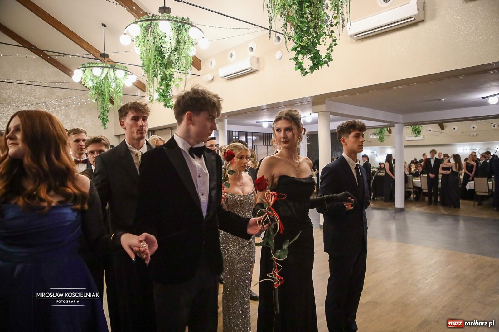 Zdjęcie w galerii na portalu naszraciborz.pl: Róże Kasprowicza w Rudym Lesie. Studniówka ZSO nr 1 z Raciborza na bis [FOTO] wiadomości z regionu