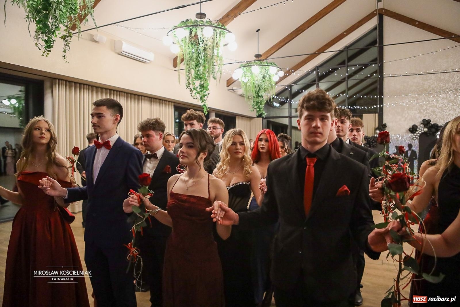 Zdjęcie w galerii na portalu naszraciborz.pl: Róże Kasprowicza w Rudym Lesie. Studniówka ZSO nr 1 z Raciborza na bis [FOTO] wiadomości z regionu