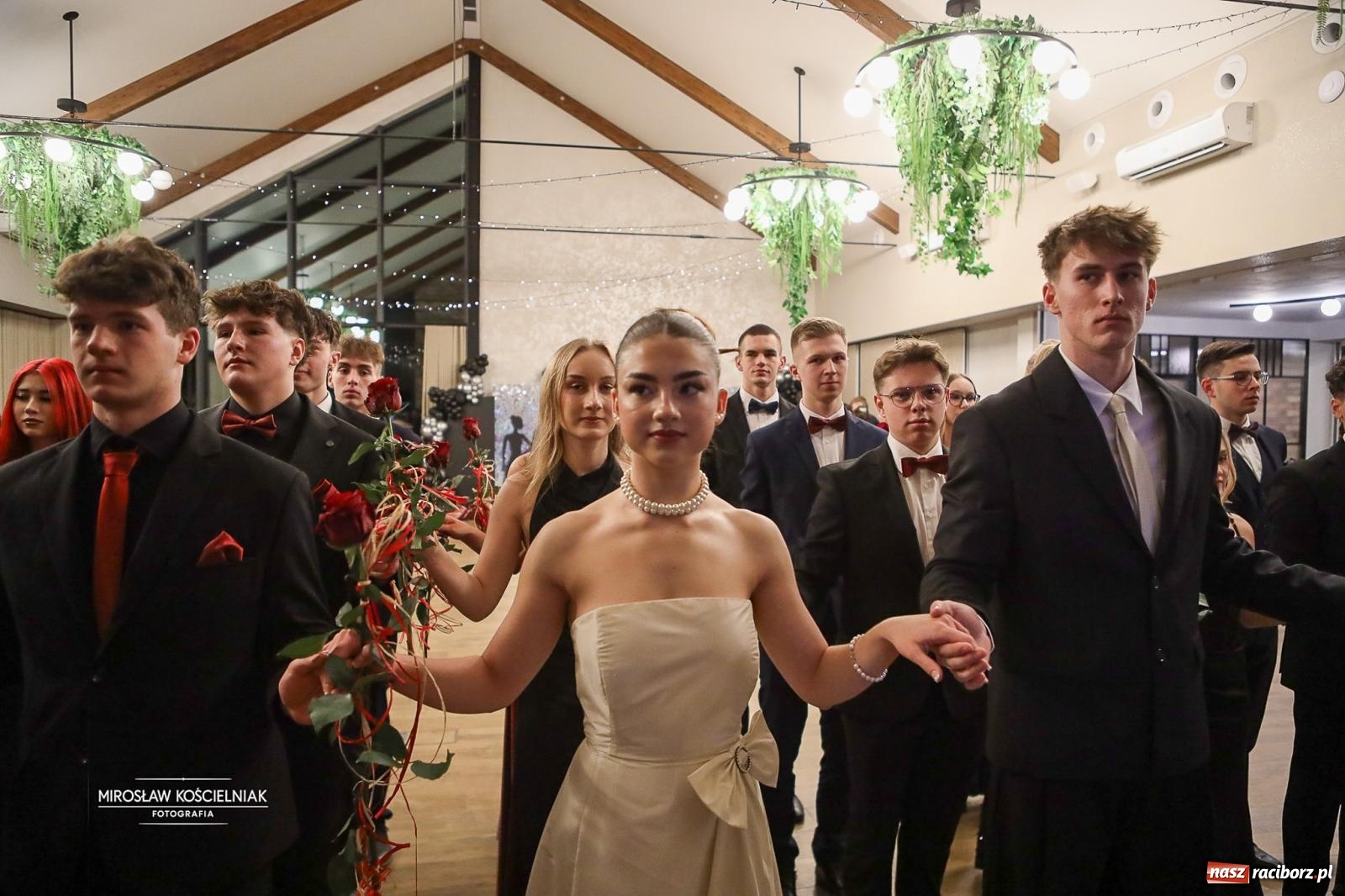 Zdjęcie w galerii na portalu naszraciborz.pl: Róże Kasprowicza w Rudym Lesie. Studniówka ZSO nr 1 z Raciborza na bis [FOTO] wiadomości z regionu