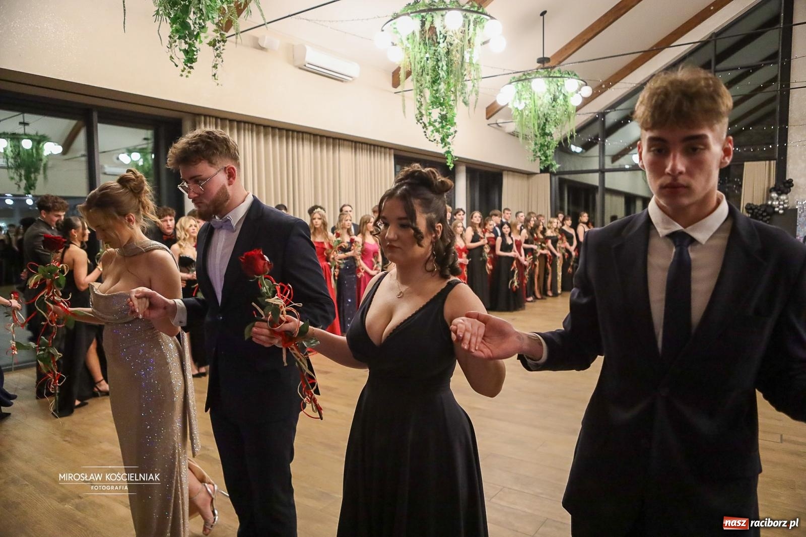 Zdjęcie w galerii na portalu naszraciborz.pl: Róże Kasprowicza w Rudym Lesie. Studniówka ZSO nr 1 z Raciborza na bis [FOTO] wiadomości z regionu