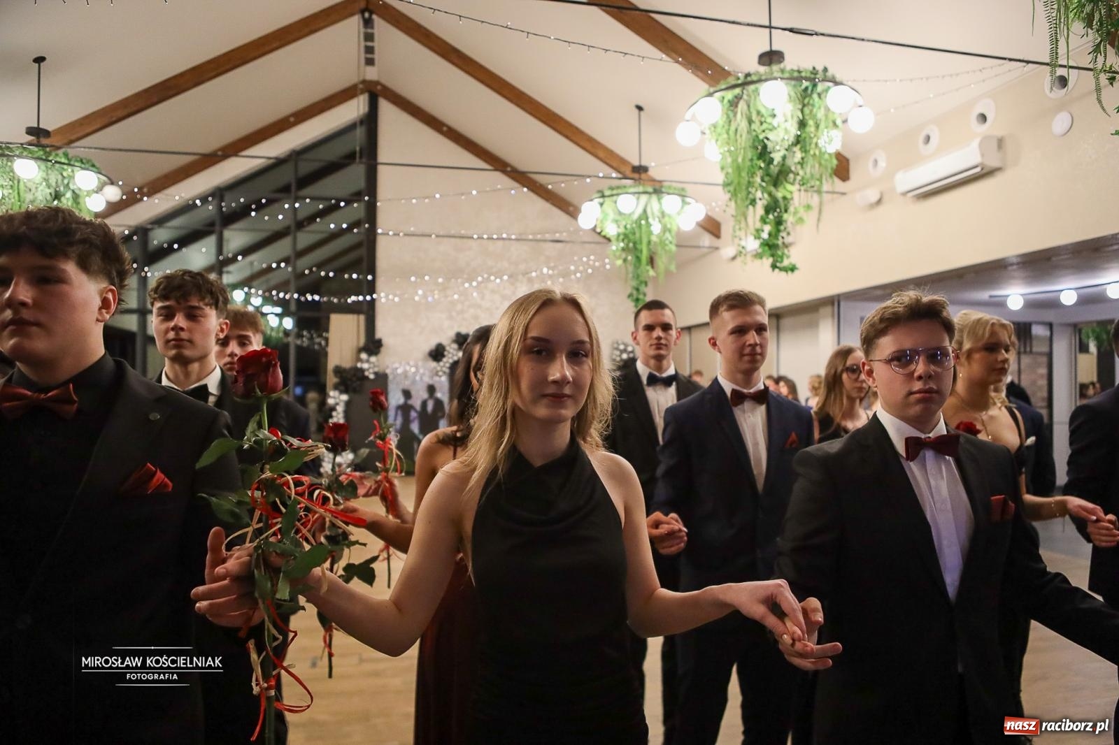 Zdjęcie w galerii na portalu naszraciborz.pl: Róże Kasprowicza w Rudym Lesie. Studniówka ZSO nr 1 z Raciborza na bis [FOTO] wiadomości z regionu