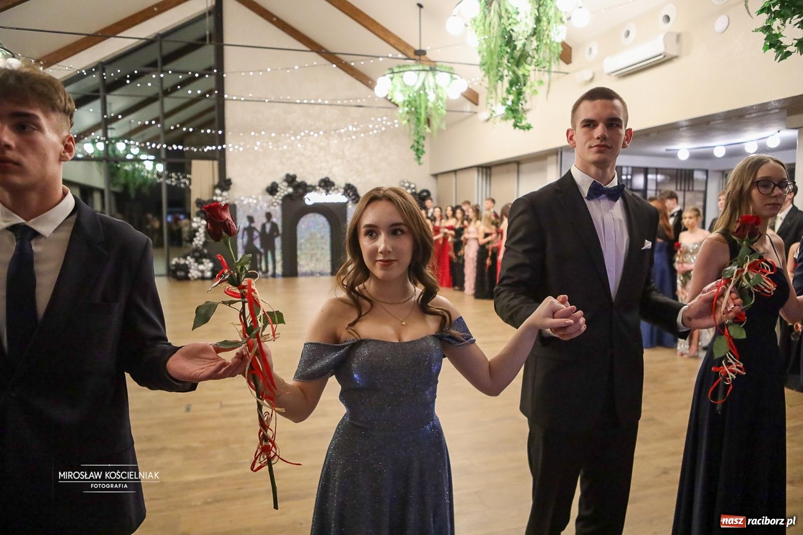 Zdjęcie w galerii na portalu naszraciborz.pl: Róże Kasprowicza w Rudym Lesie. Studniówka ZSO nr 1 z Raciborza na bis [FOTO] wiadomości z regionu