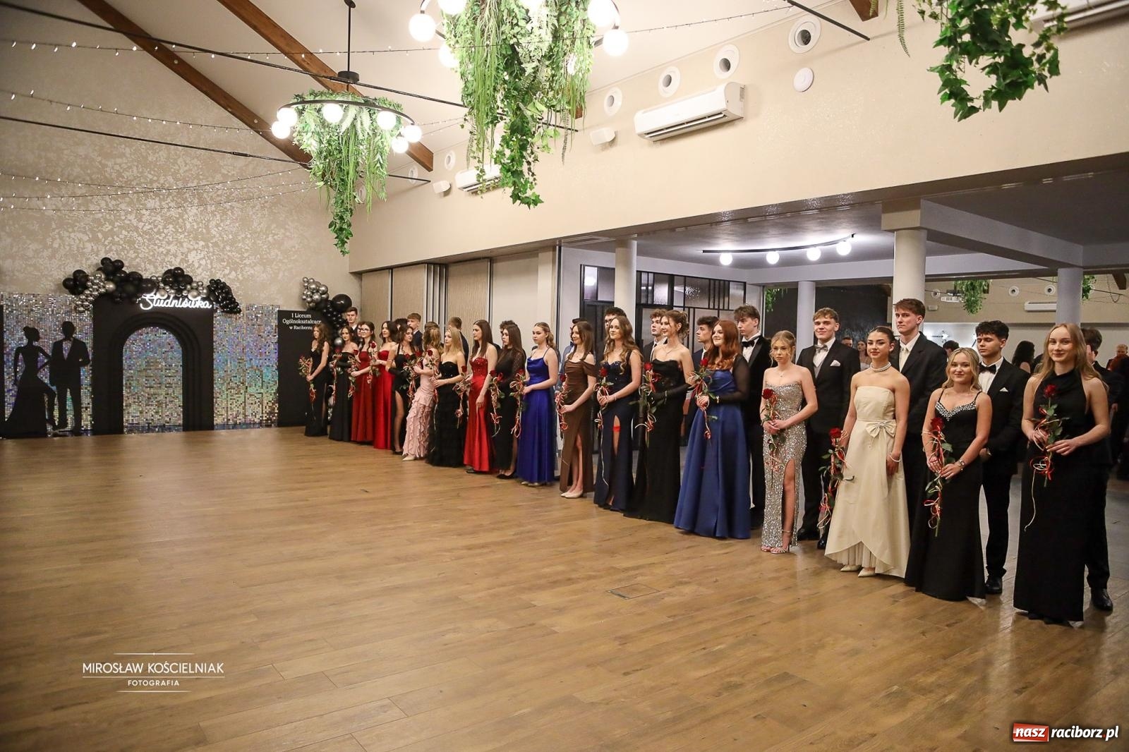 Zdjęcie w galerii na portalu naszraciborz.pl: Róże Kasprowicza w Rudym Lesie. Studniówka ZSO nr 1 z Raciborza na bis [FOTO] wiadomości z regionu