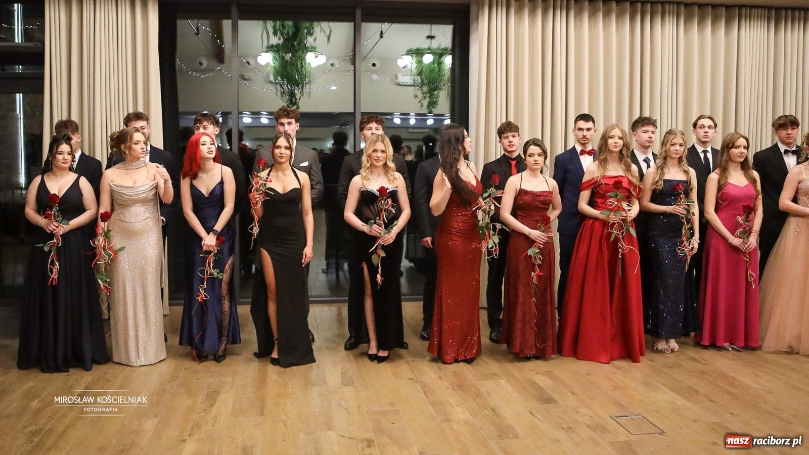 Zdjęcie w galerii na portalu naszraciborz.pl: Róże Kasprowicza w Rudym Lesie. Studniówka ZSO nr 1 z Raciborza na bis [FOTO] wiadomości z regionu