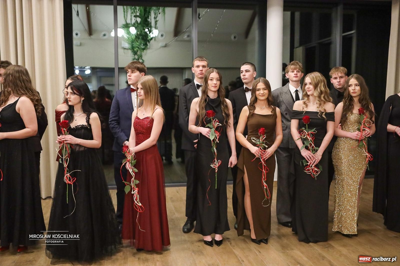 Zdjęcie w galerii na portalu naszraciborz.pl: Róże Kasprowicza w Rudym Lesie. Studniówka ZSO nr 1 z Raciborza na bis [FOTO] wiadomości z regionu