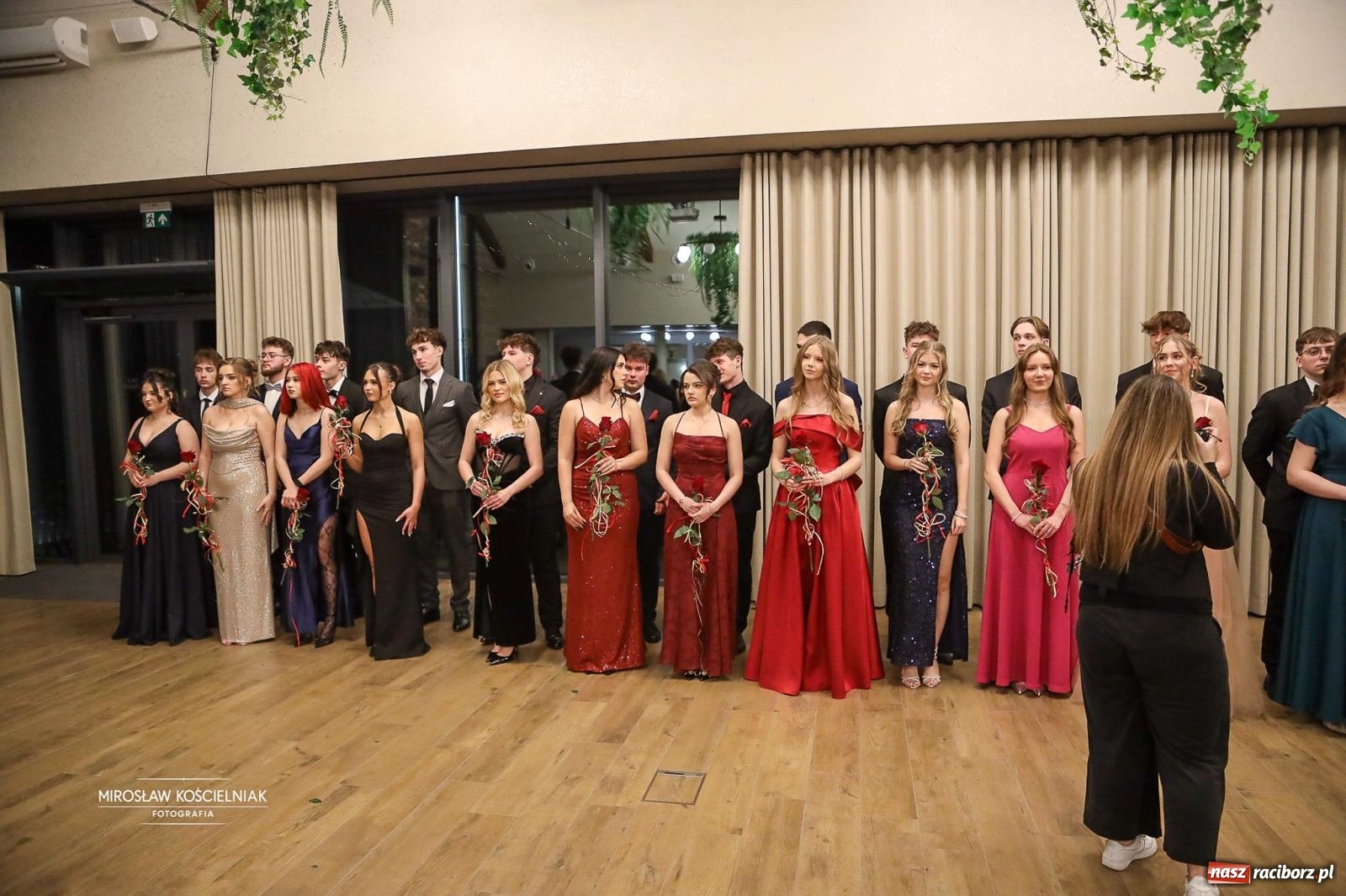 Zdjęcie w galerii na portalu naszraciborz.pl: Róże Kasprowicza w Rudym Lesie. Studniówka ZSO nr 1 z Raciborza na bis [FOTO] wiadomości z regionu